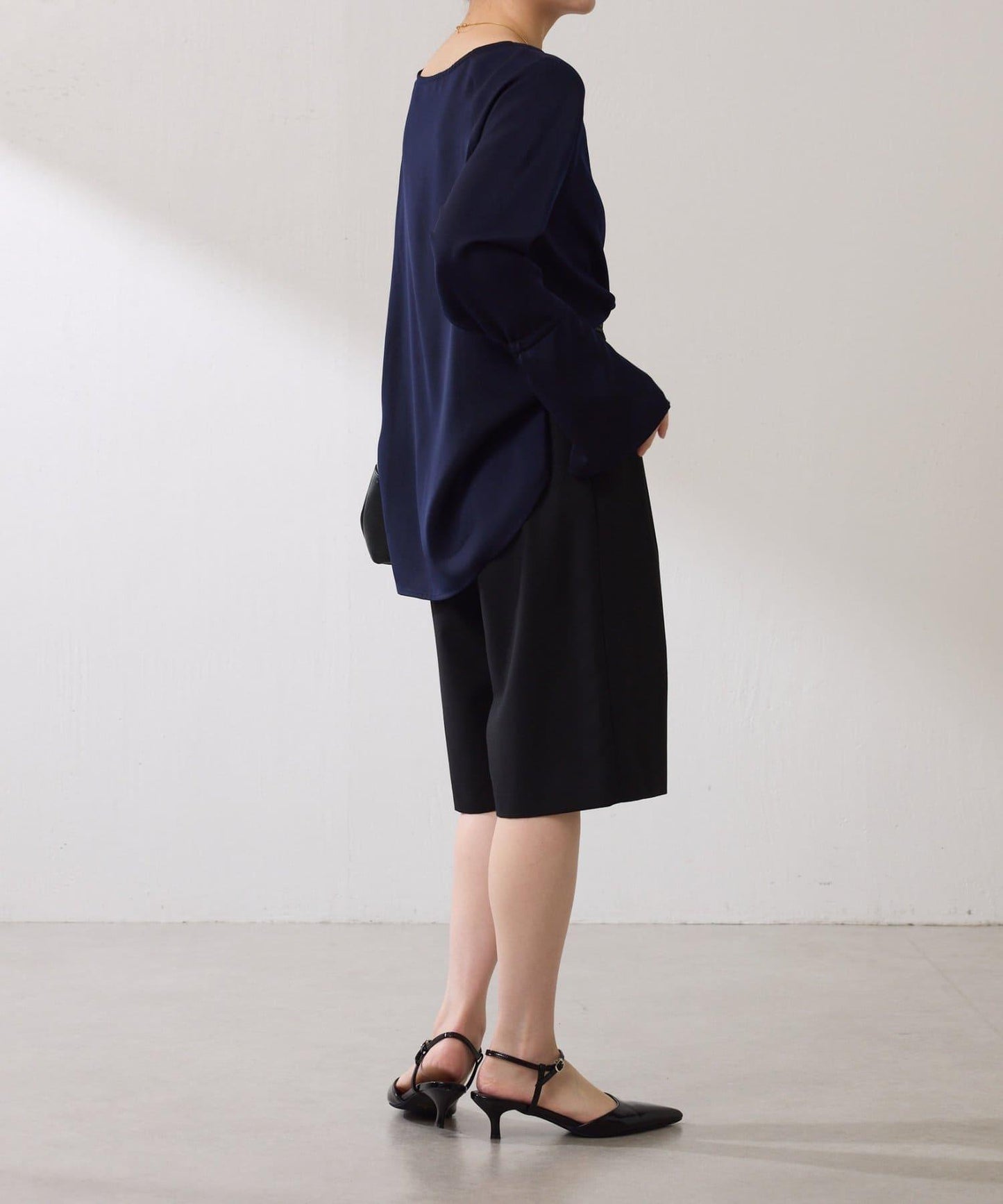 【搭配利器/分層單品】袖口喇叭緞面襯衫