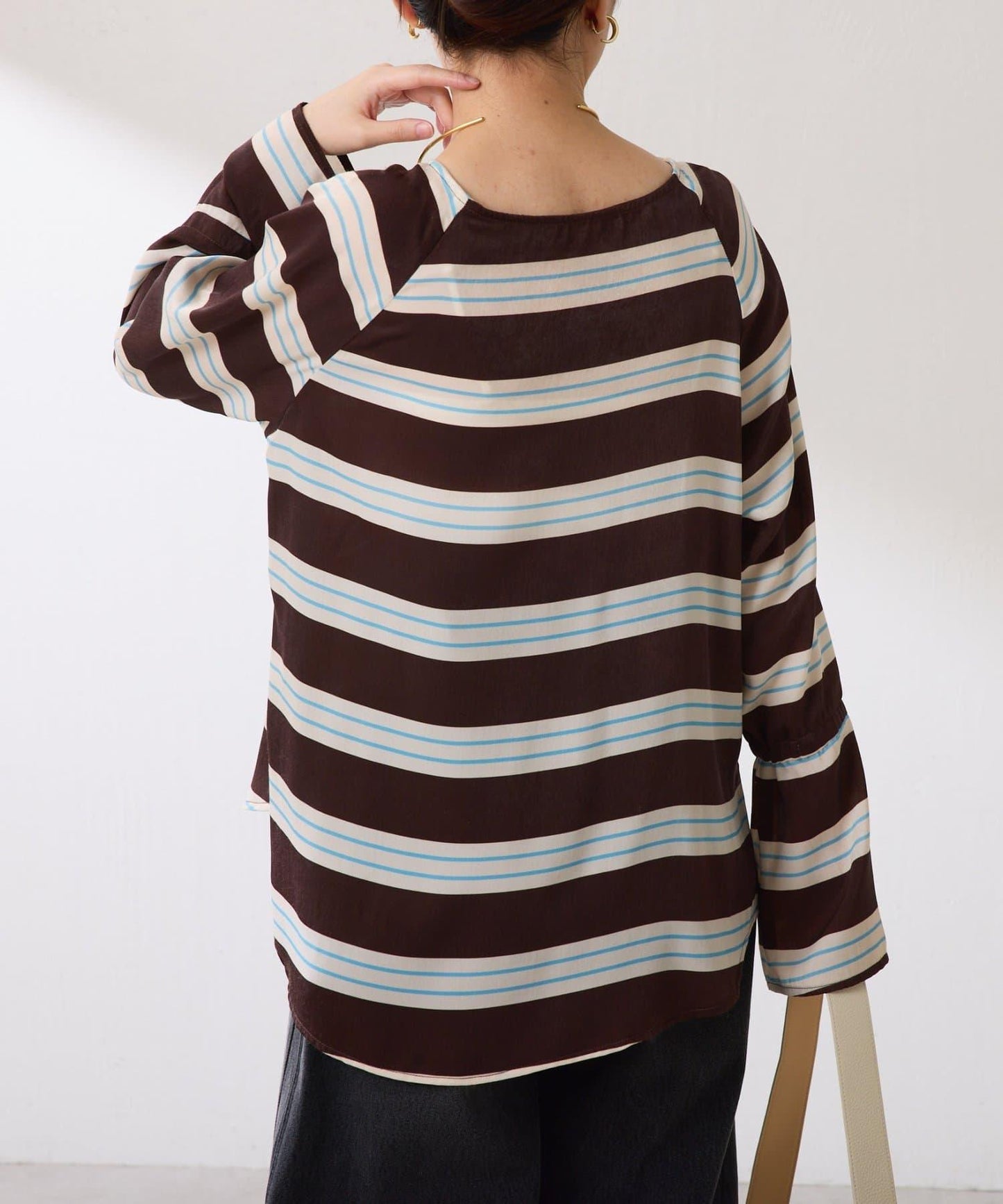 【搭配利器/分層單品】袖口喇叭緞面襯衫