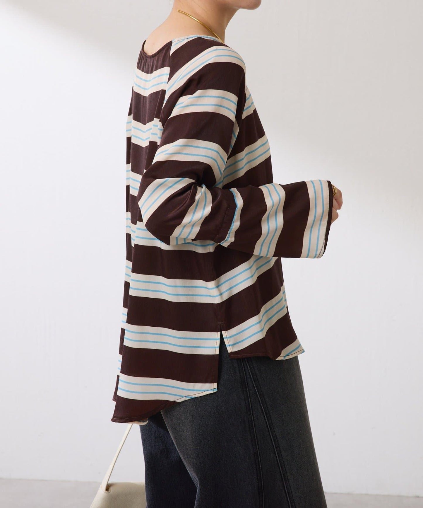 【搭配利器/分層單品】袖口喇叭緞面襯衫