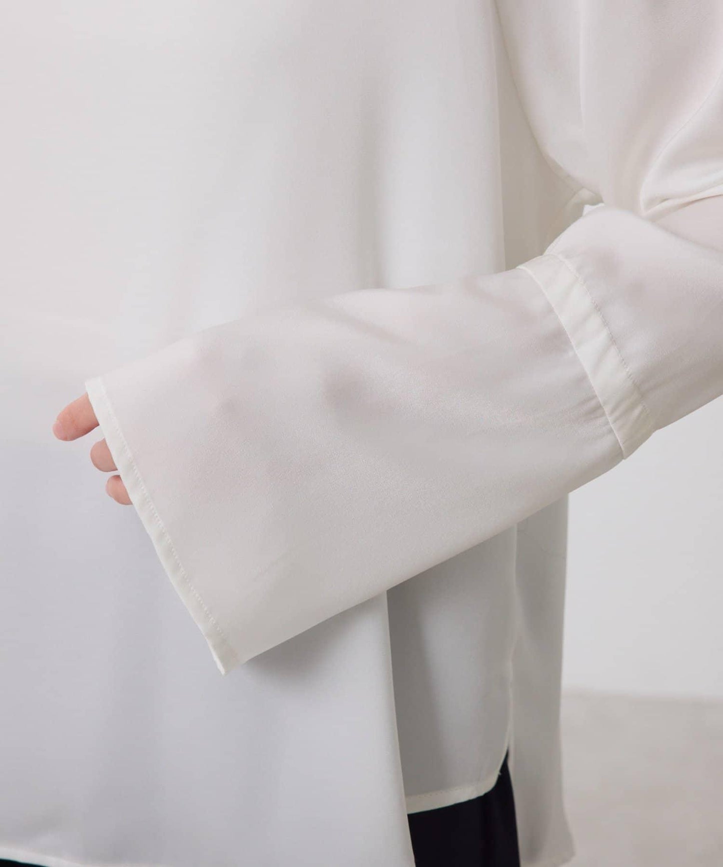 【搭配利器/分層單品】袖口喇叭緞面襯衫