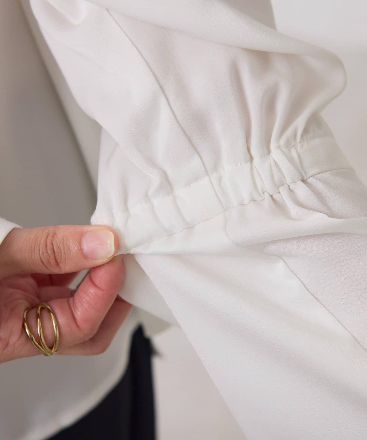 【搭配利器/分層單品】袖口喇叭緞面襯衫