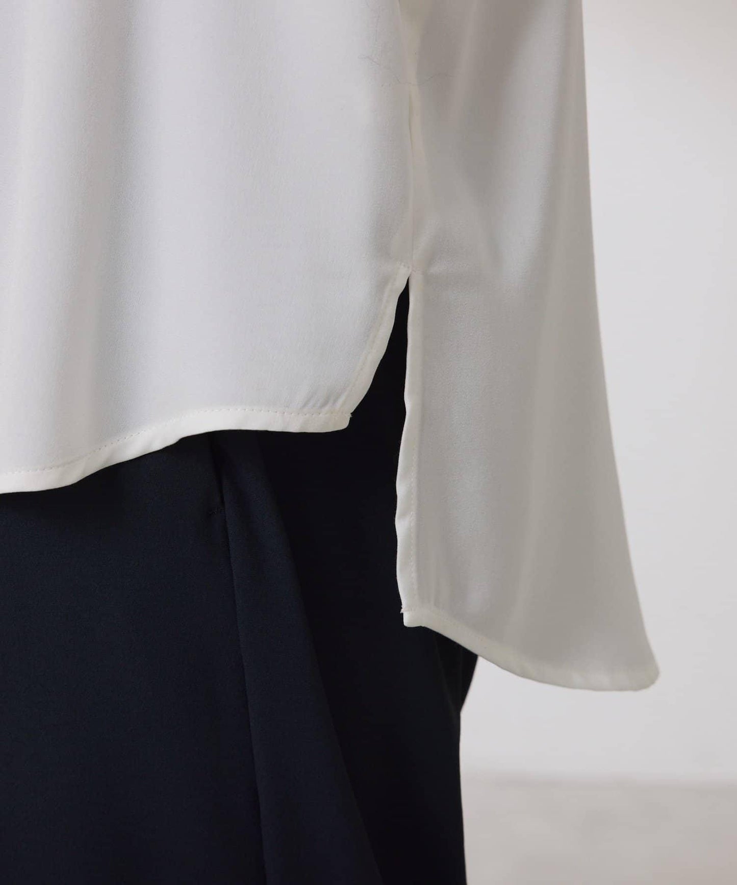 【搭配利器/分層單品】袖口喇叭緞面襯衫