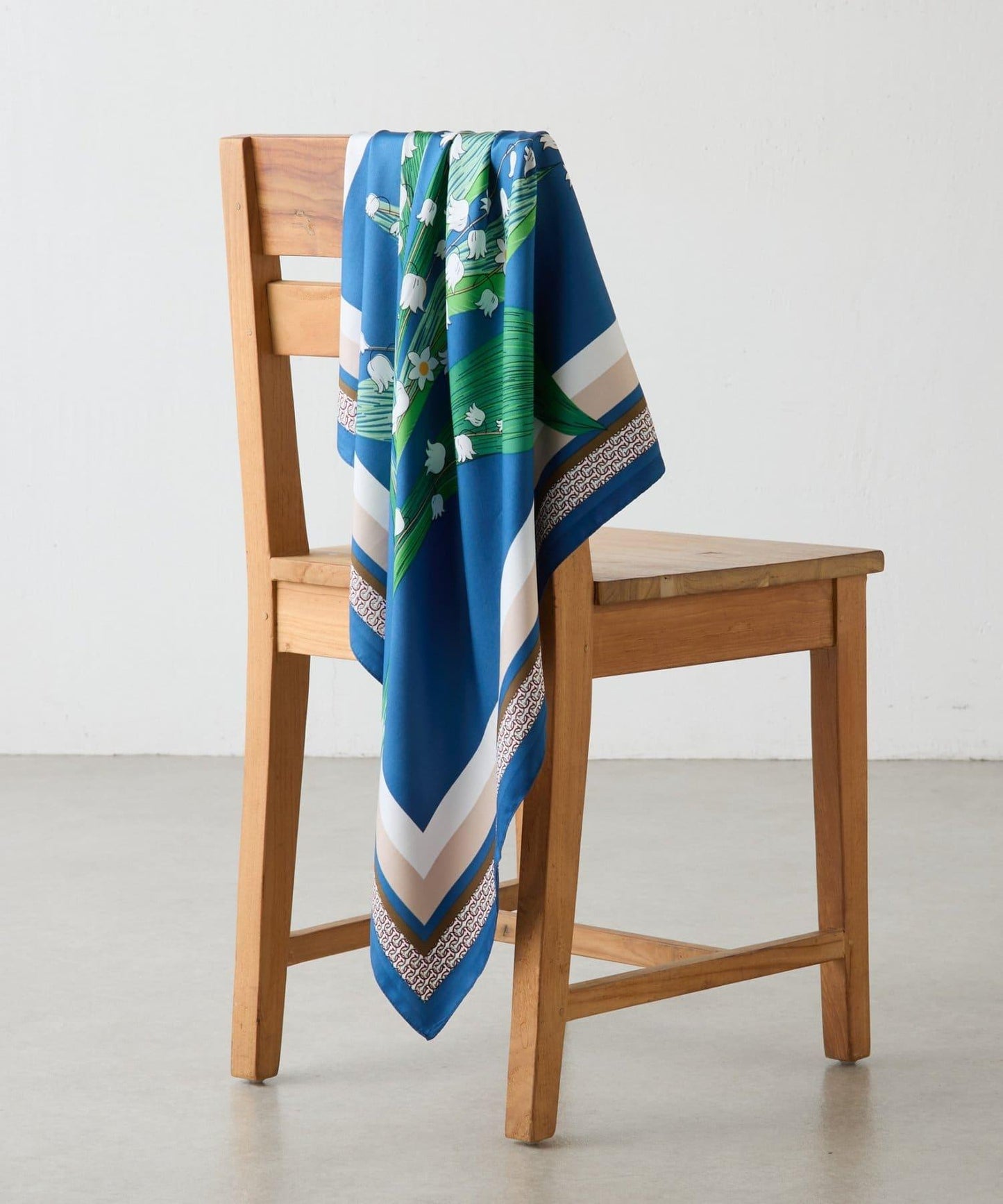 鈴蘭花圖案大方圍巾 90×90