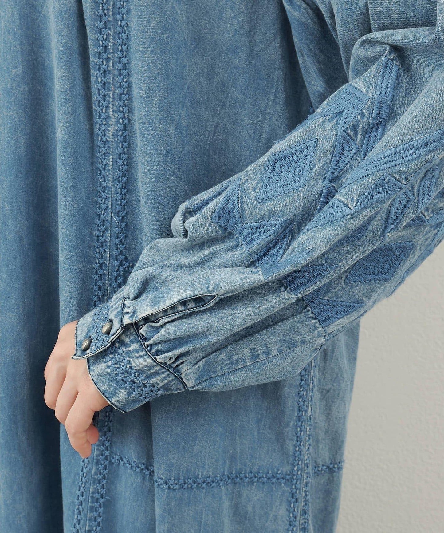 刺繡連衣裙