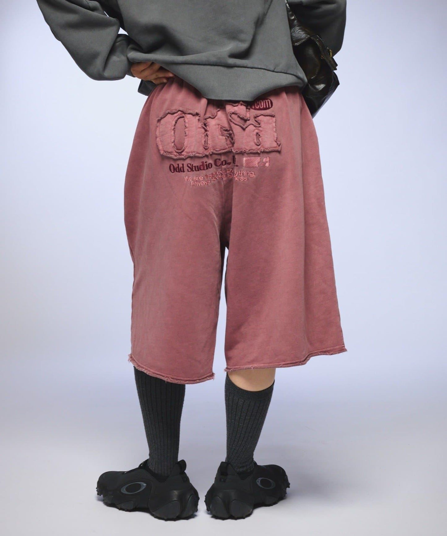 【OddStudio】ピグメントバックダメージロゴスウェットハーフパンツ