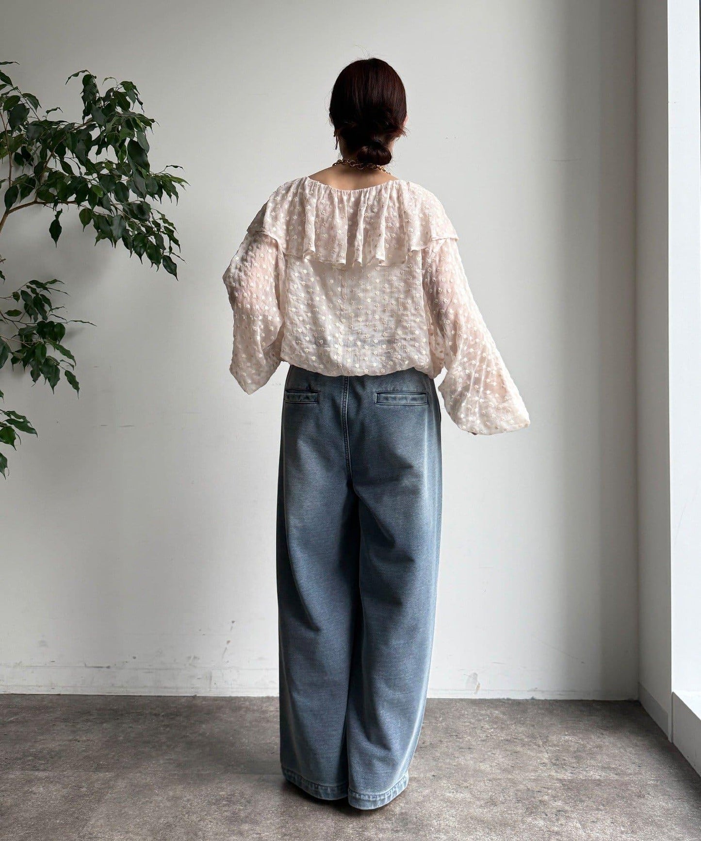 花朵刺繡荷葉邊襯衫