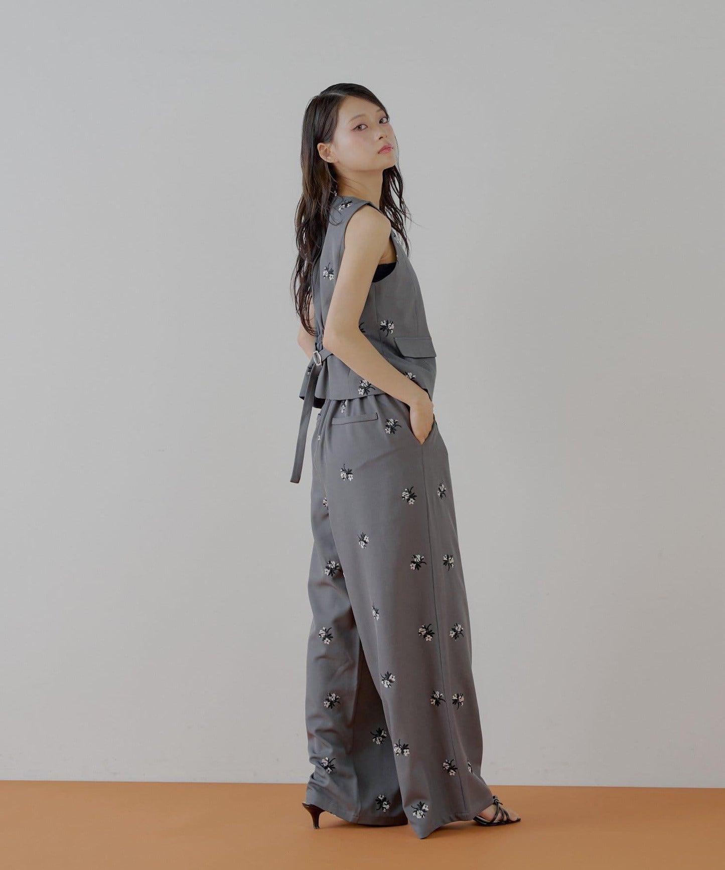 【SALON by Chico/套裝搭配】花朵刺繡無袖馬甲