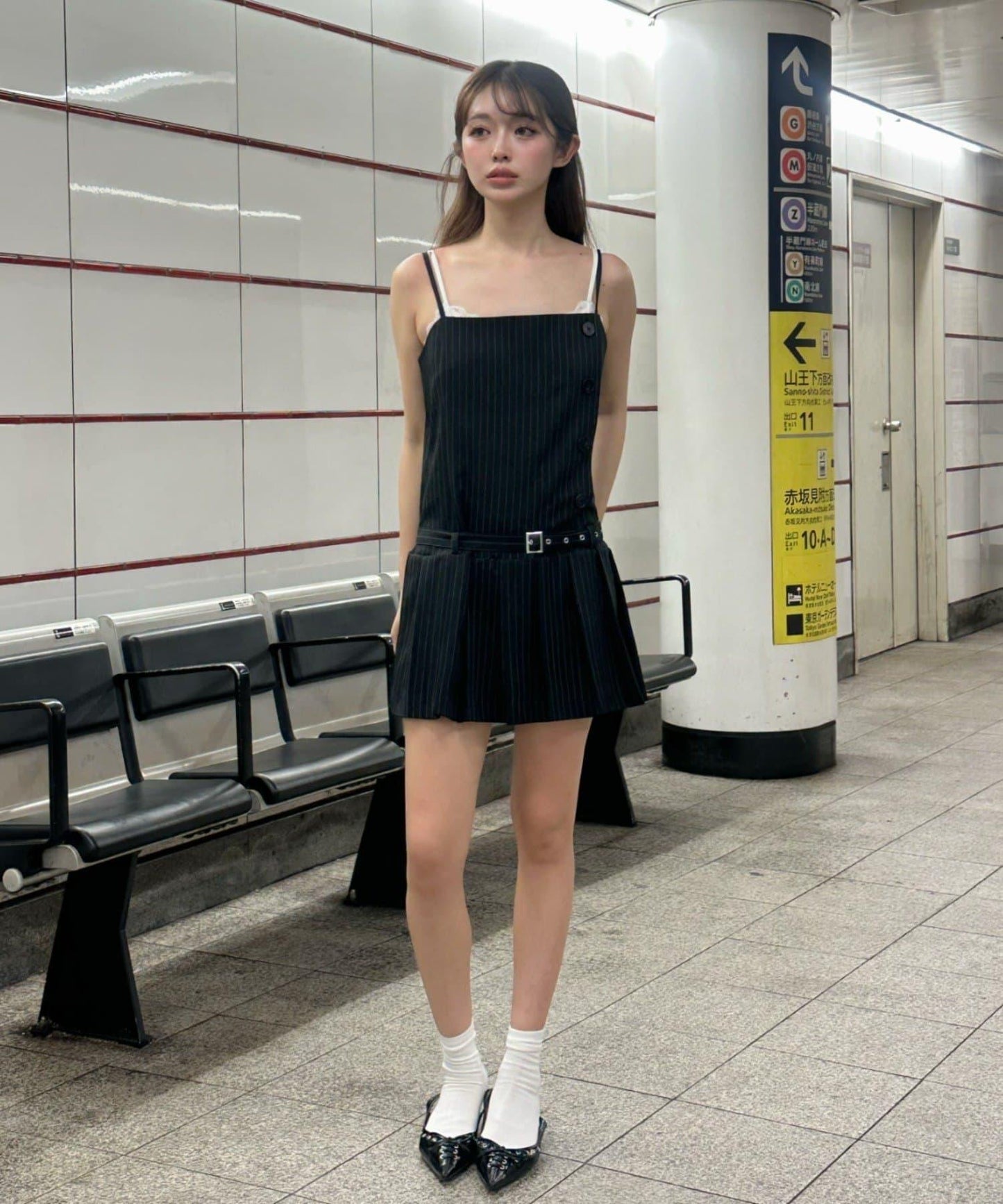 鈕釦設計褶皺吊帶迷你連衣裙