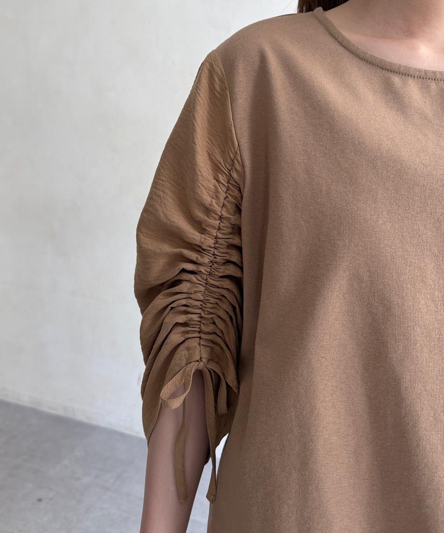 袖子垂褶T恤