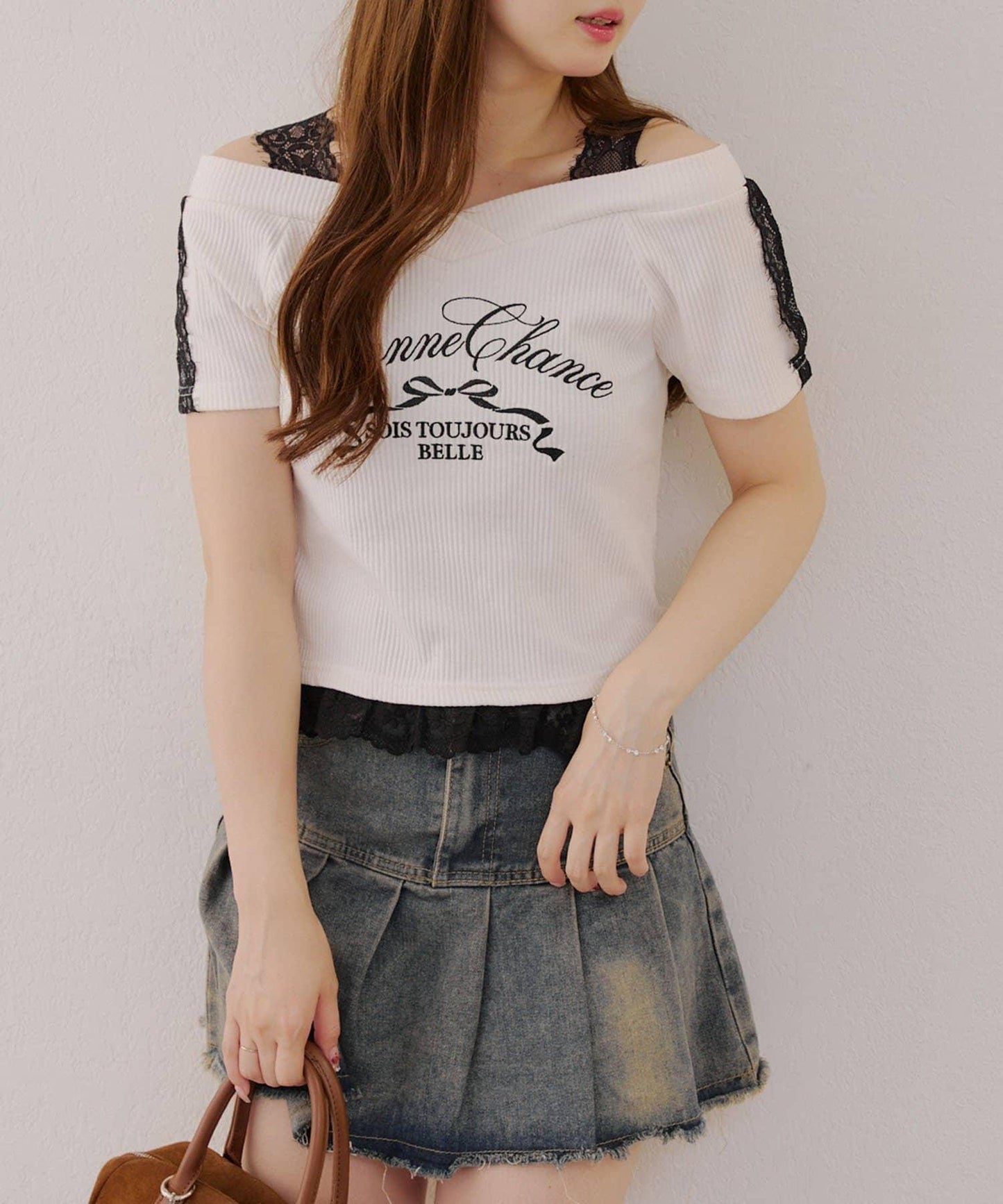 露肩蕾絲裝飾高領上衣
