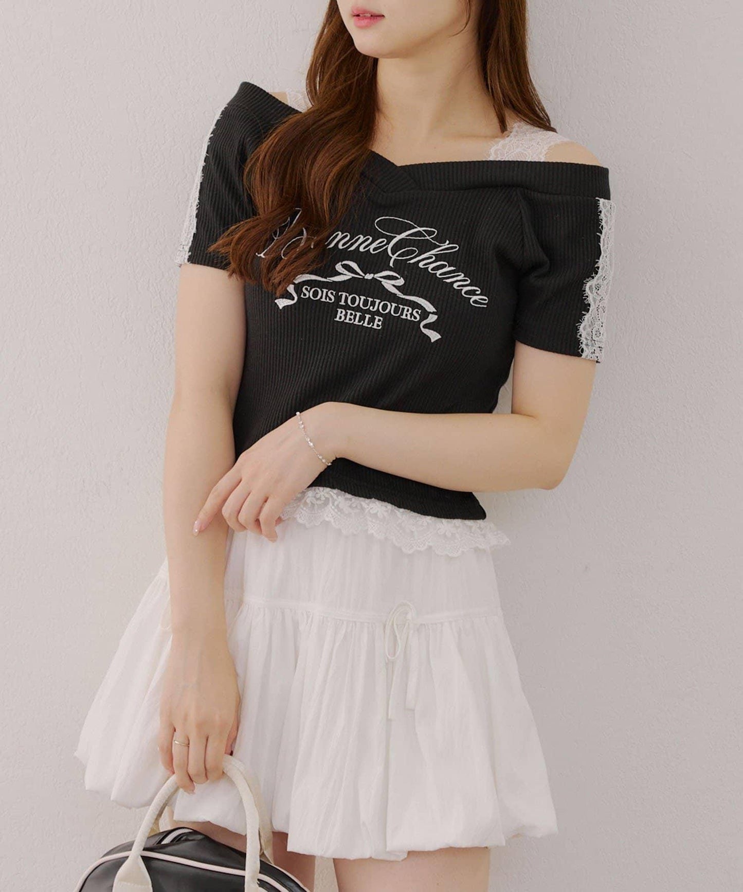 露肩蕾絲裝飾高領上衣