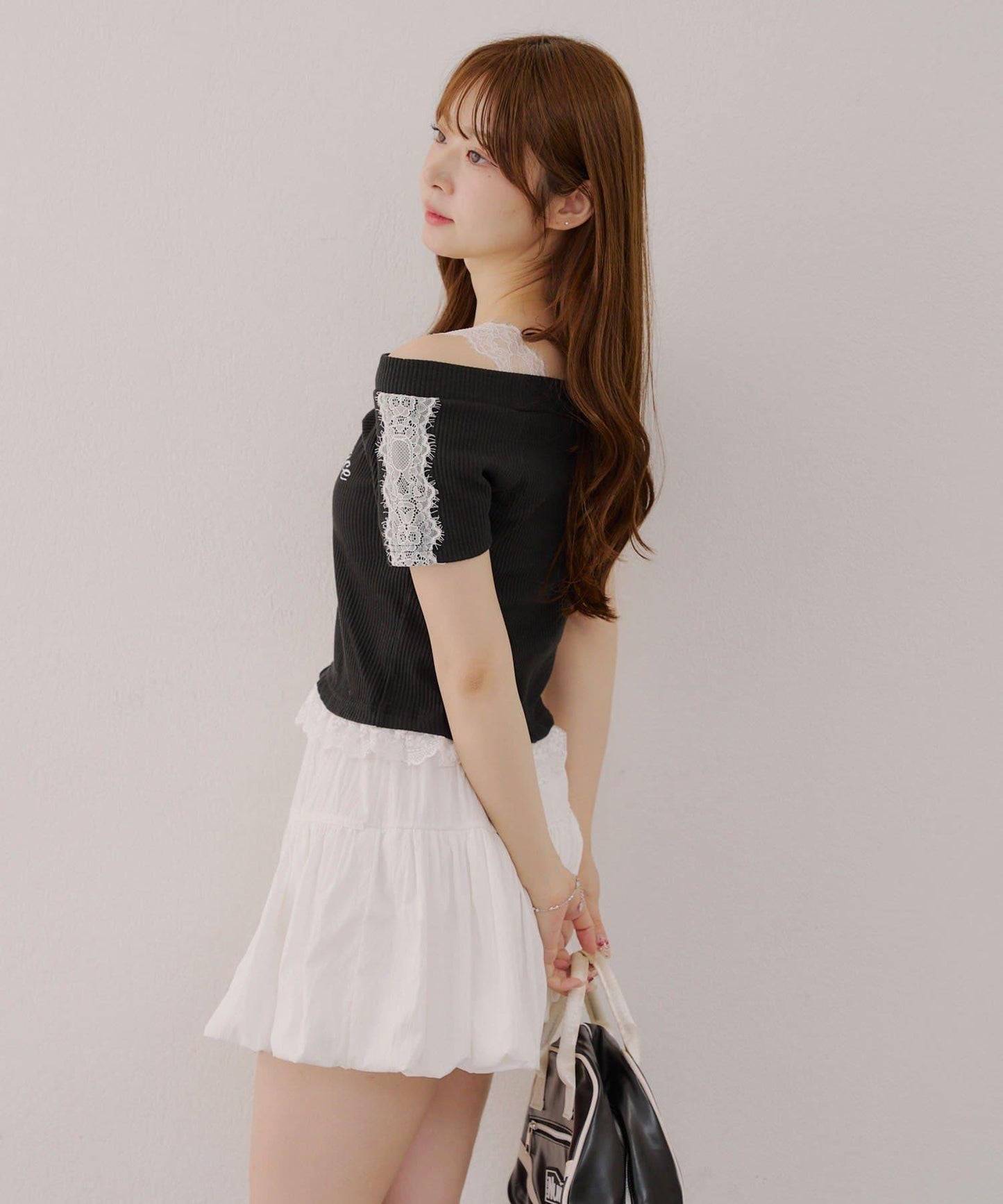 露肩蕾絲裝飾高領上衣