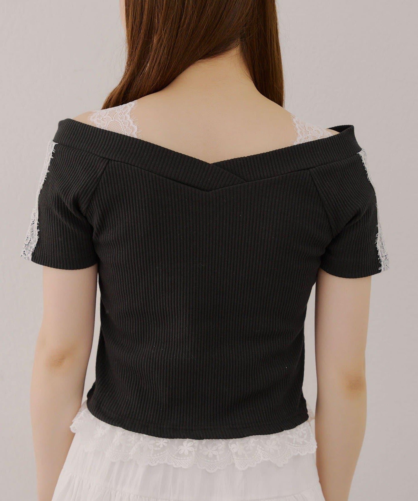 露肩蕾絲裝飾高領上衣
