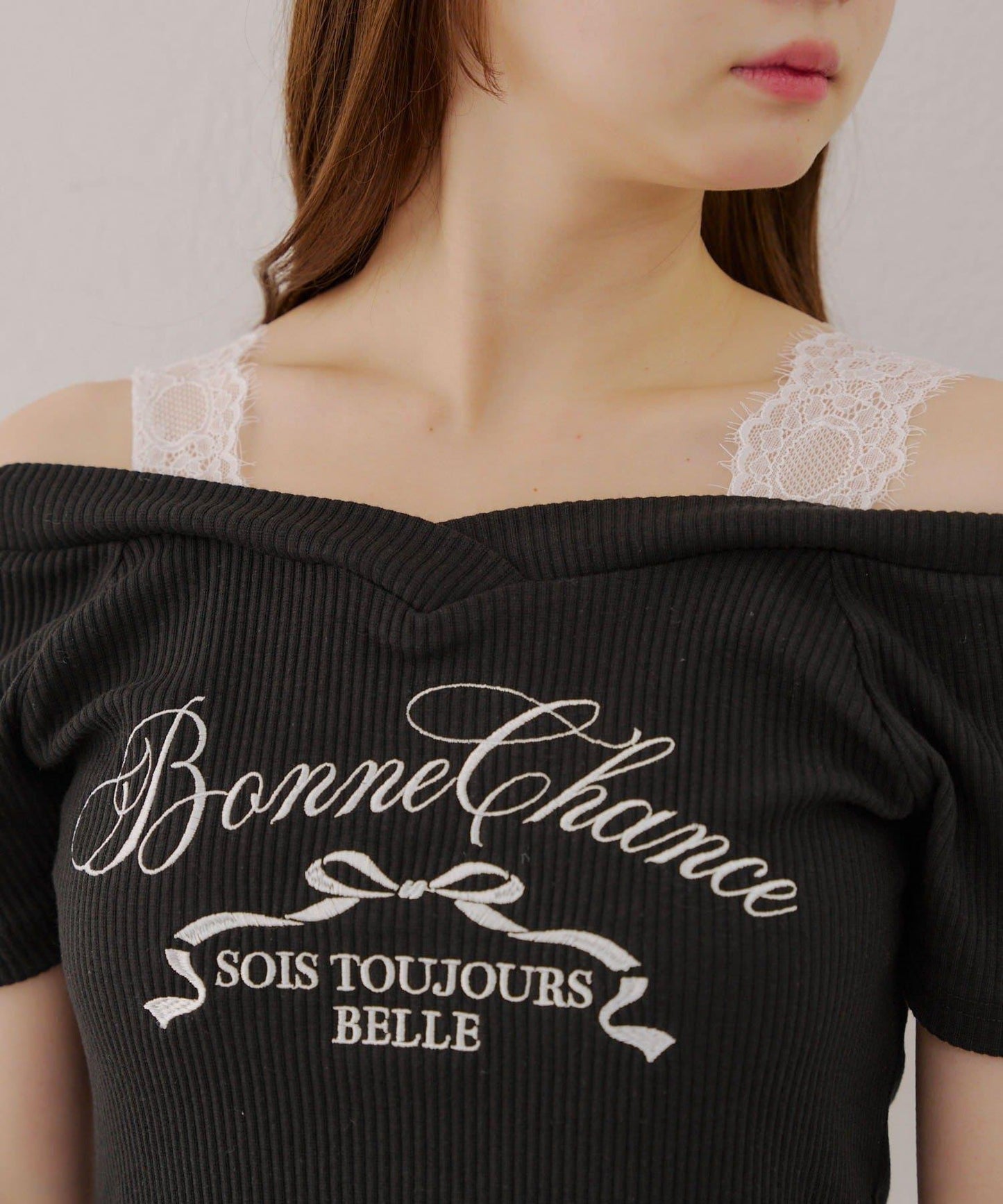 露肩蕾絲裝飾高領上衣