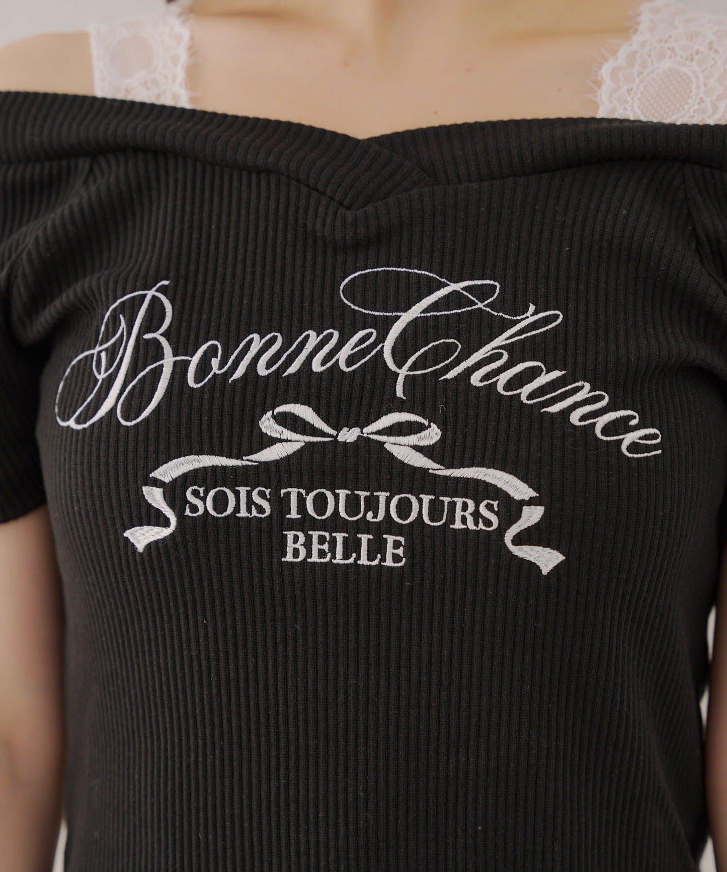 露肩蕾絲裝飾高領上衣