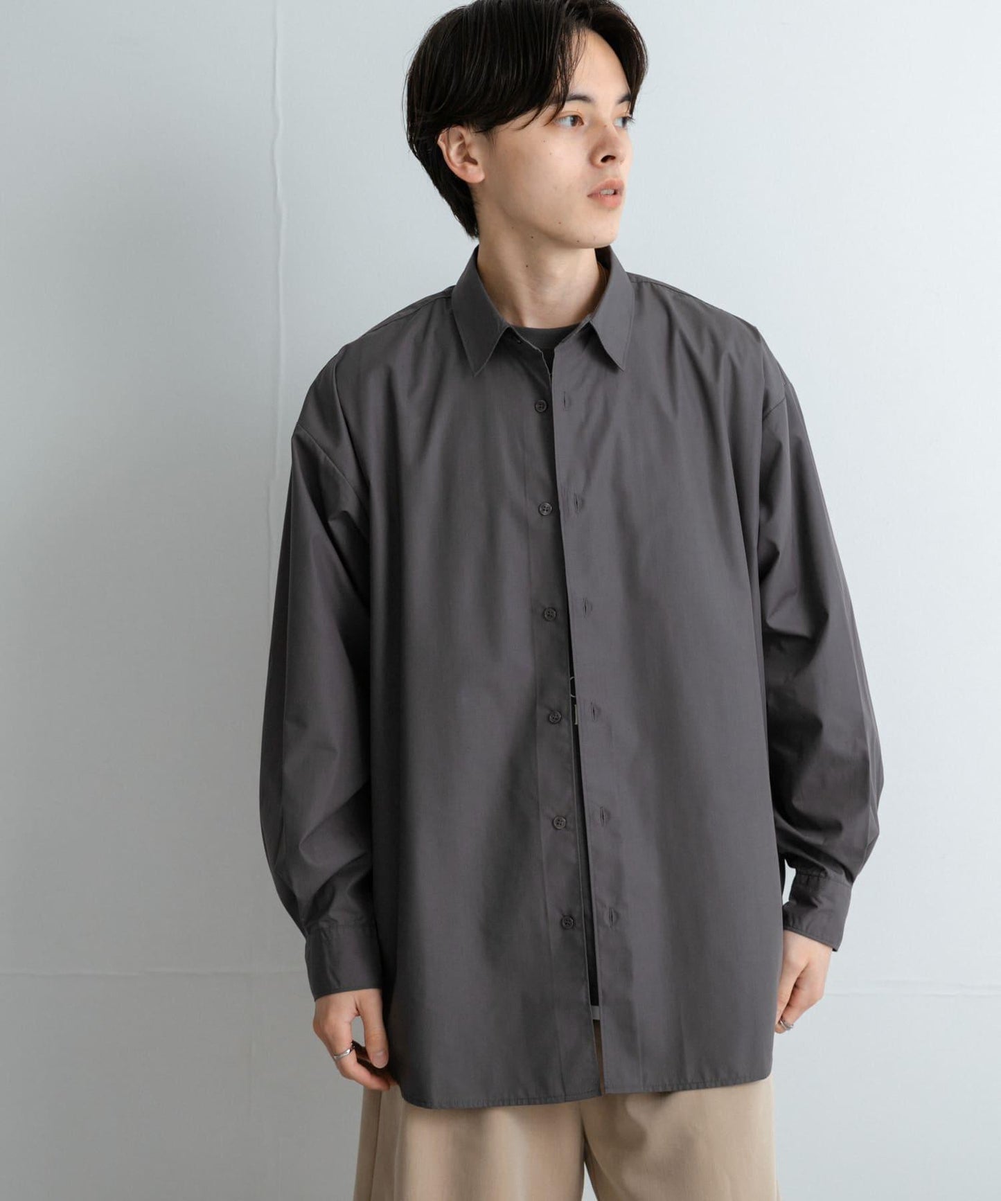 中性款寬鬆常規領襯衫