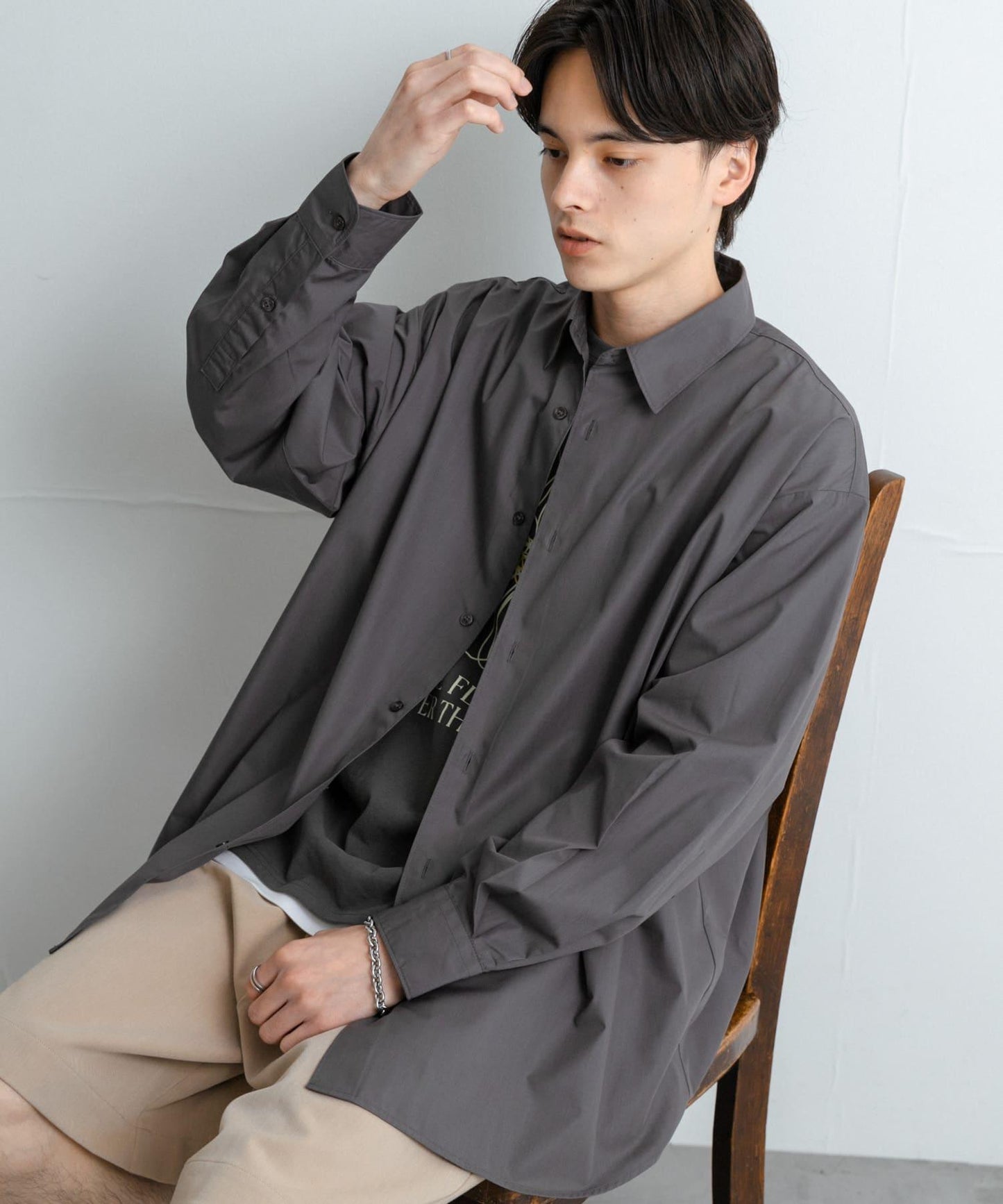 中性款寬鬆常規領襯衫