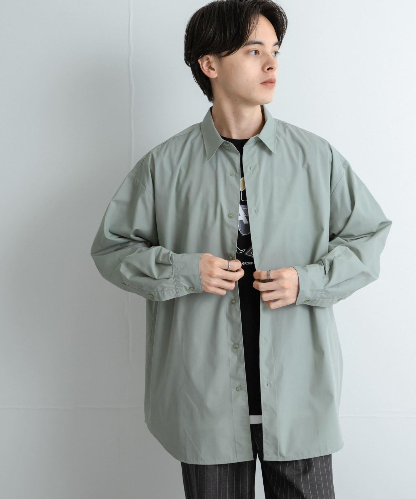 中性款寬鬆常規領襯衫