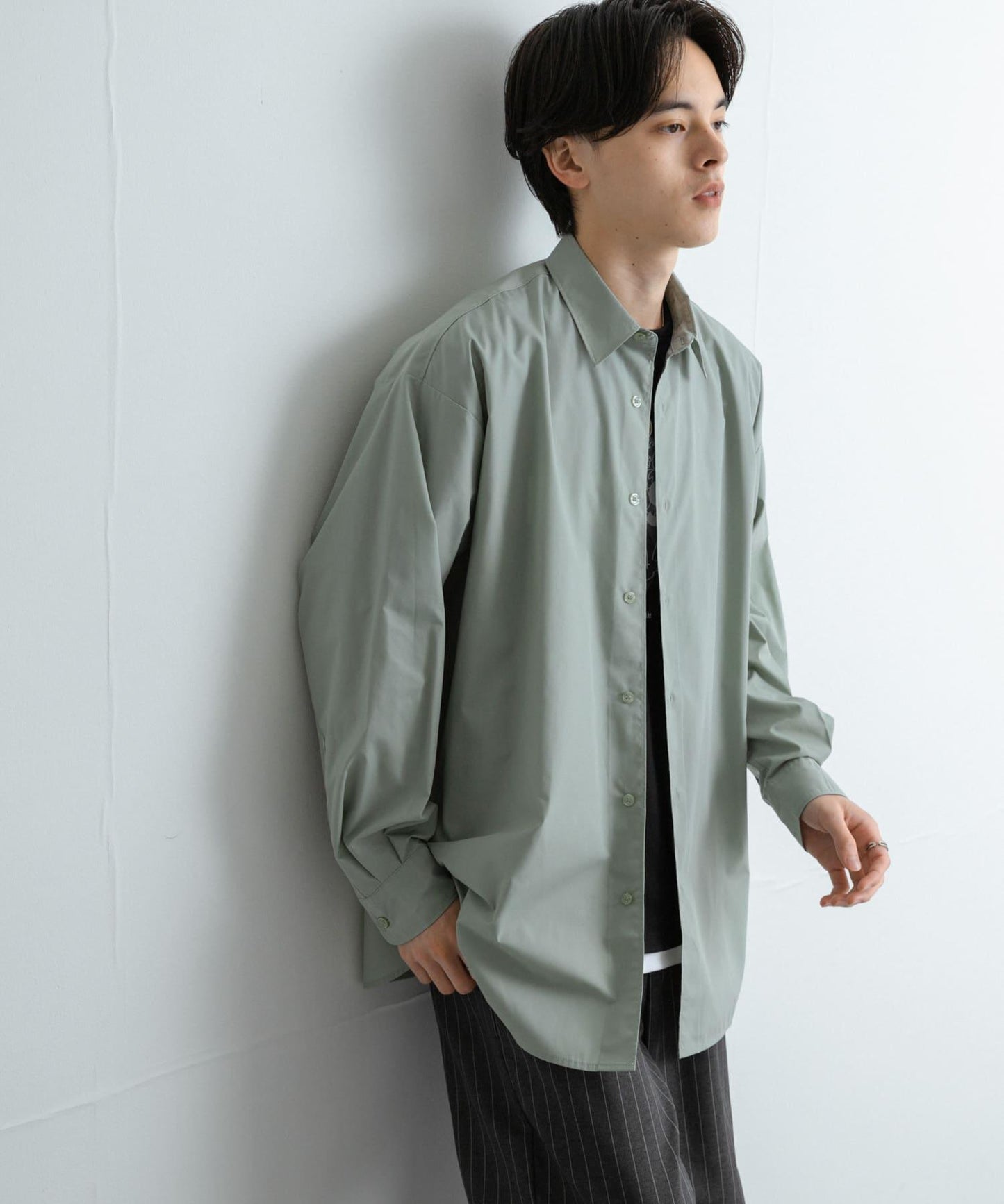 中性款寬鬆常規領襯衫