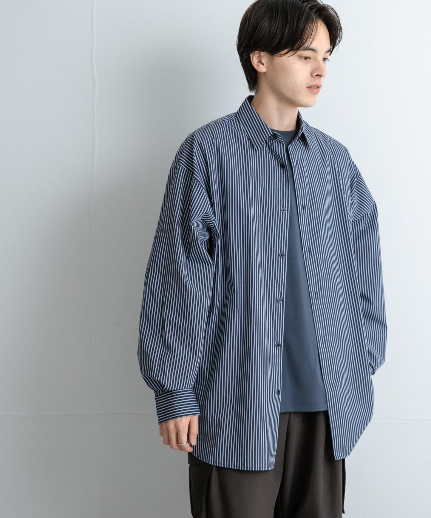 中性款寬鬆常規領襯衫