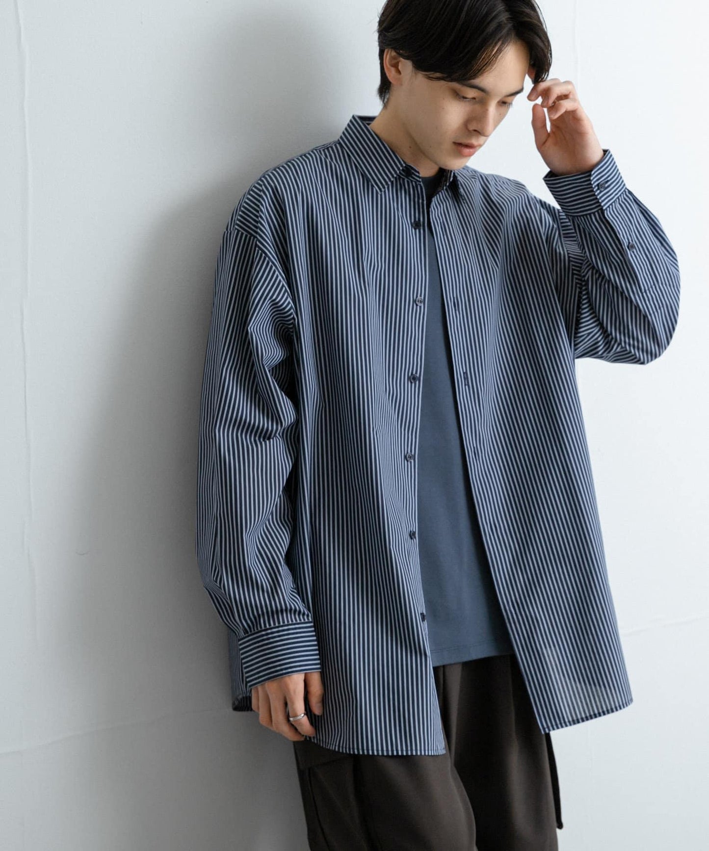 中性款寬鬆常規領襯衫