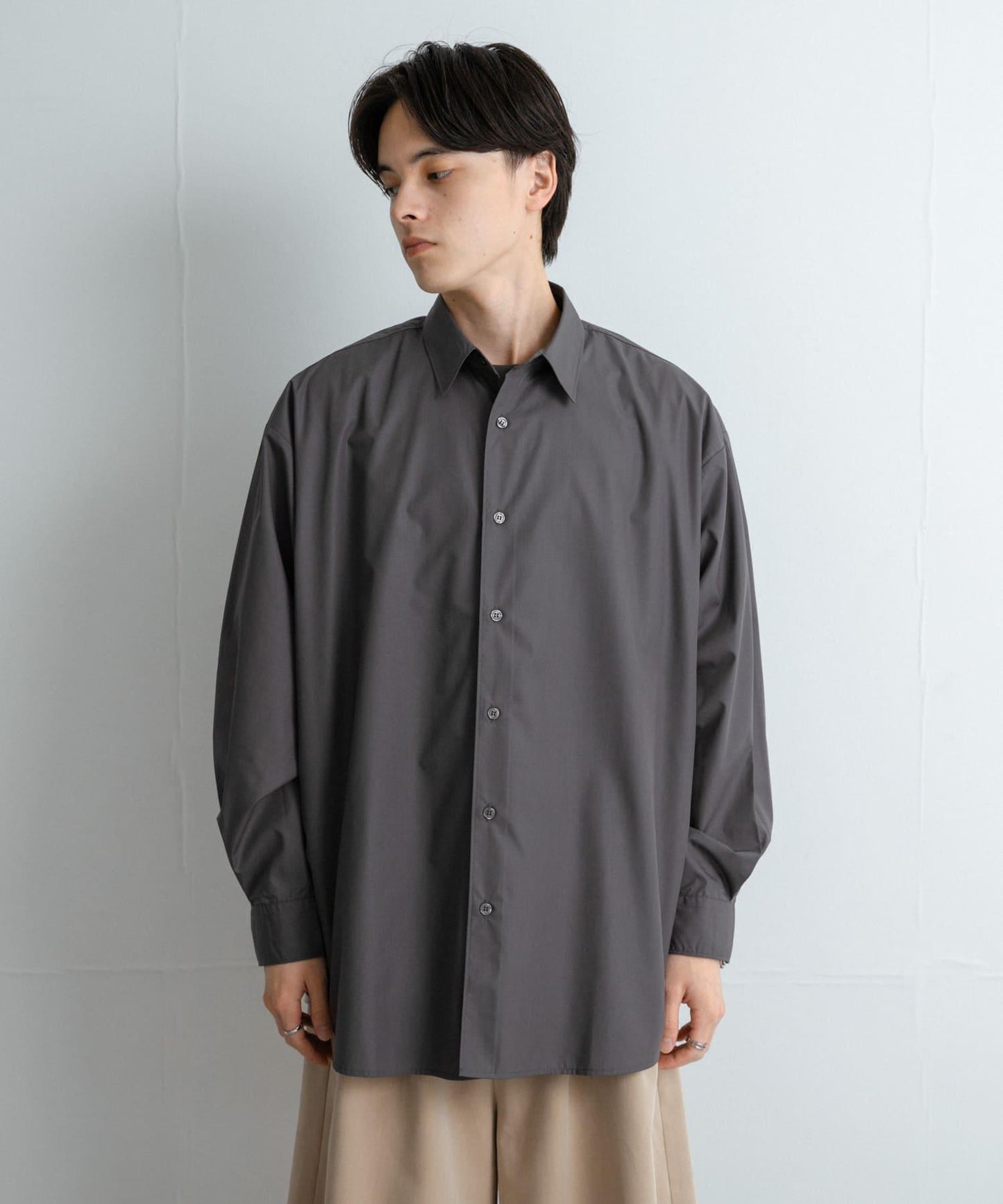 中性款寬鬆常規領襯衫