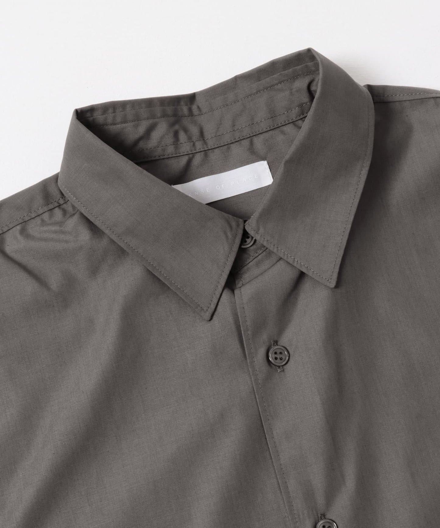 中性款寬鬆常規領襯衫