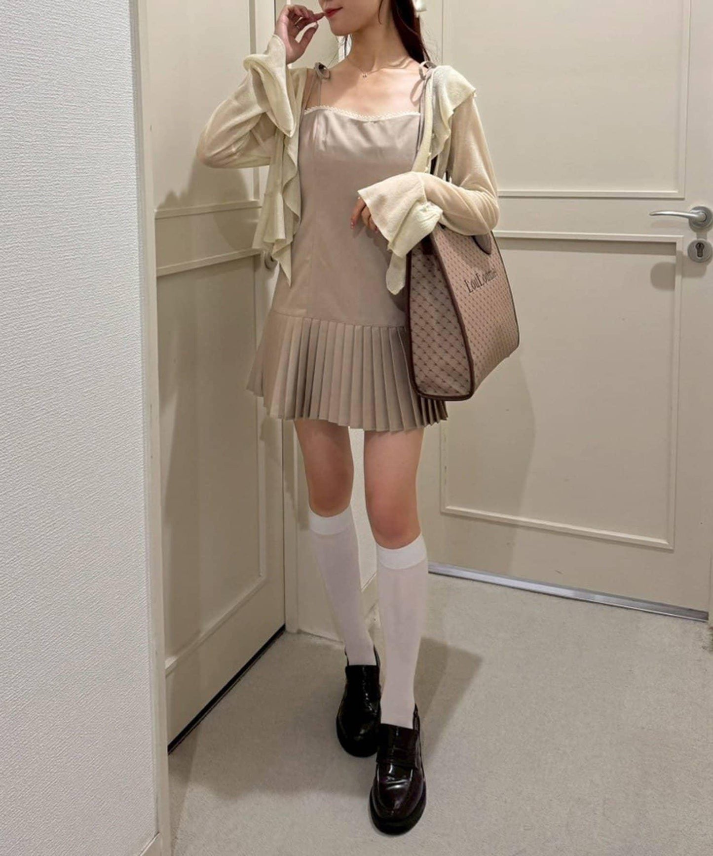 新色上市【LouLoumei】三色可選／配有愛心掛飾手提包／可獨立站立