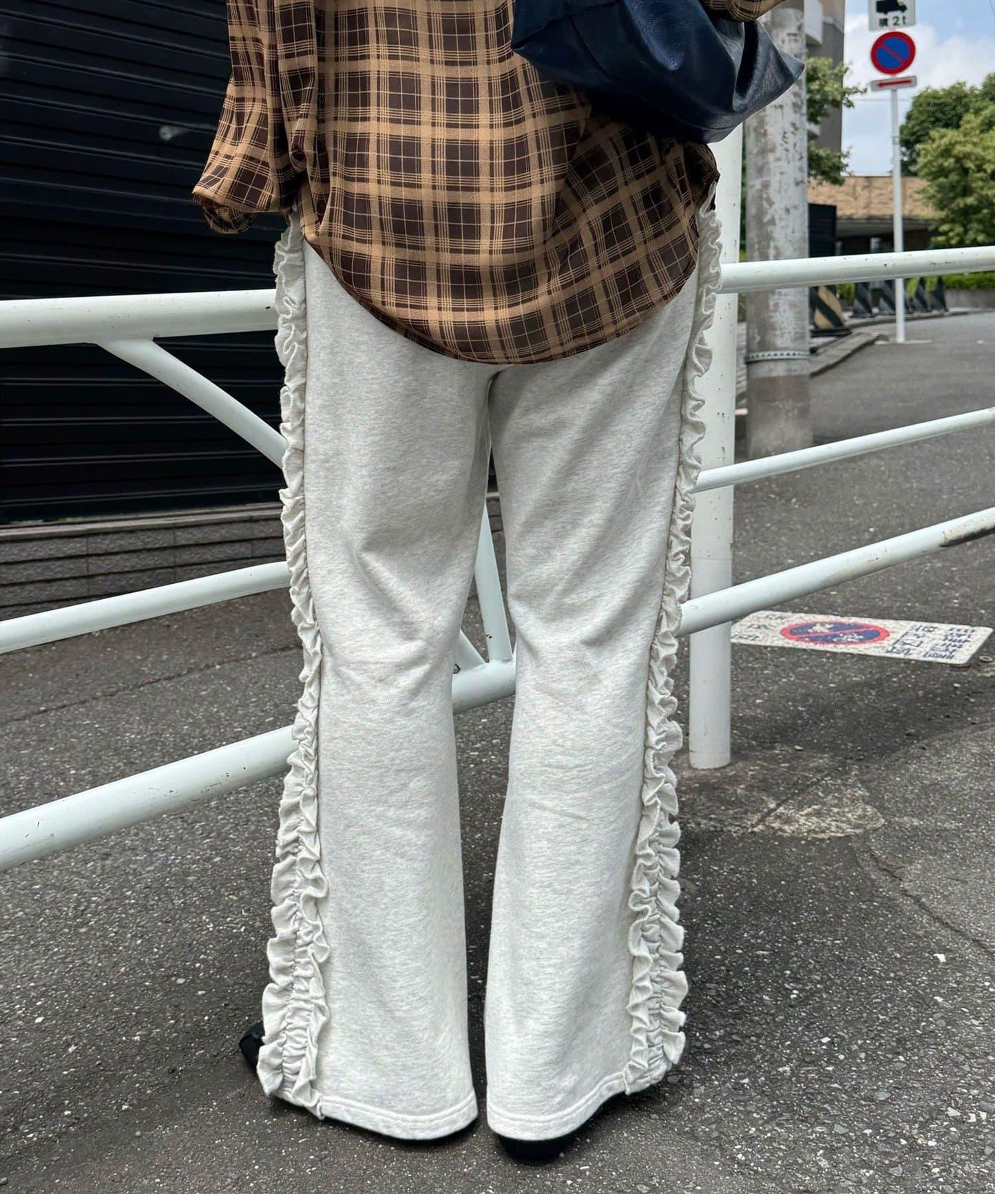 側邊荷葉邊破洞衛褲