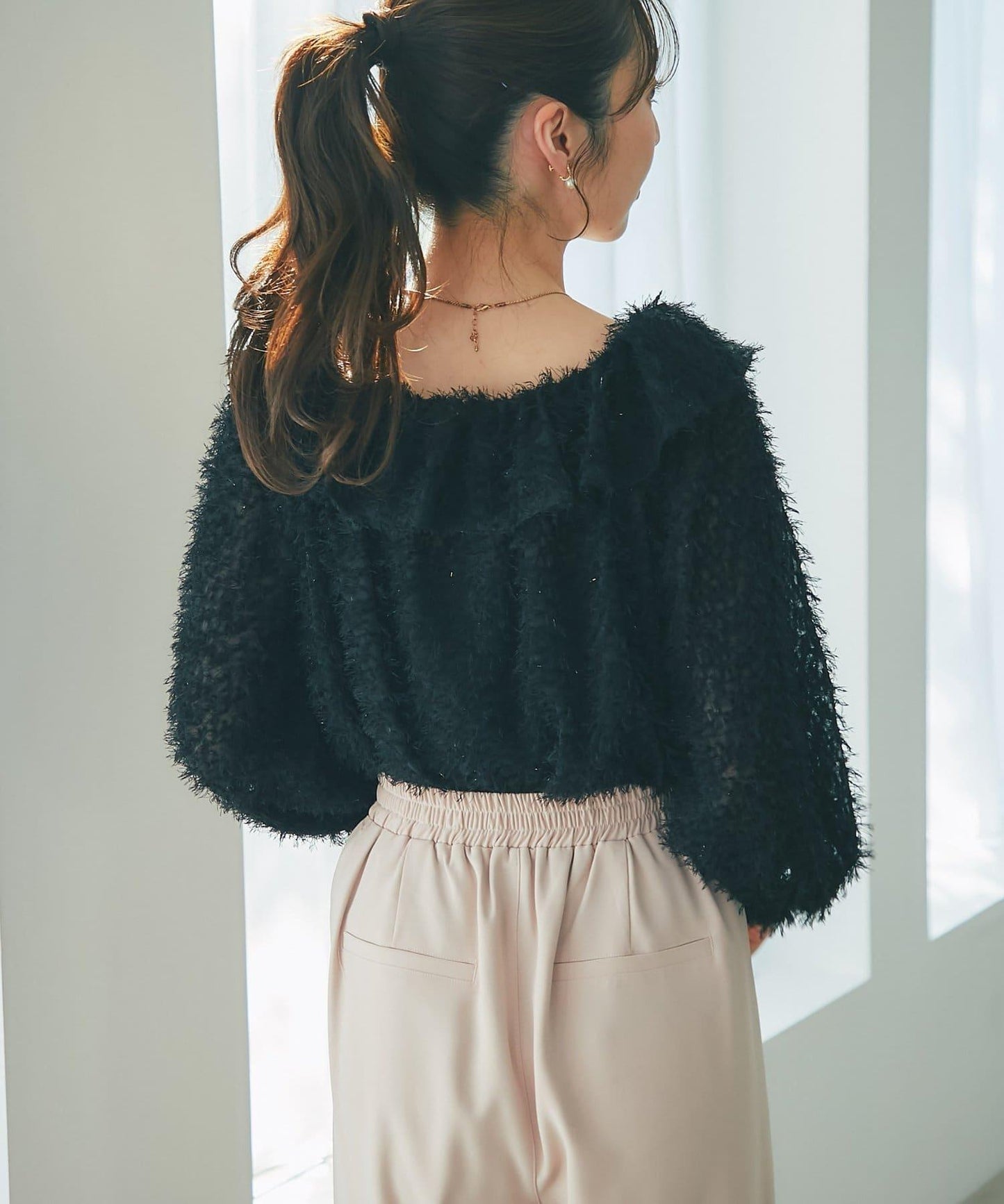 羽毛提花荷葉邊領襯衫