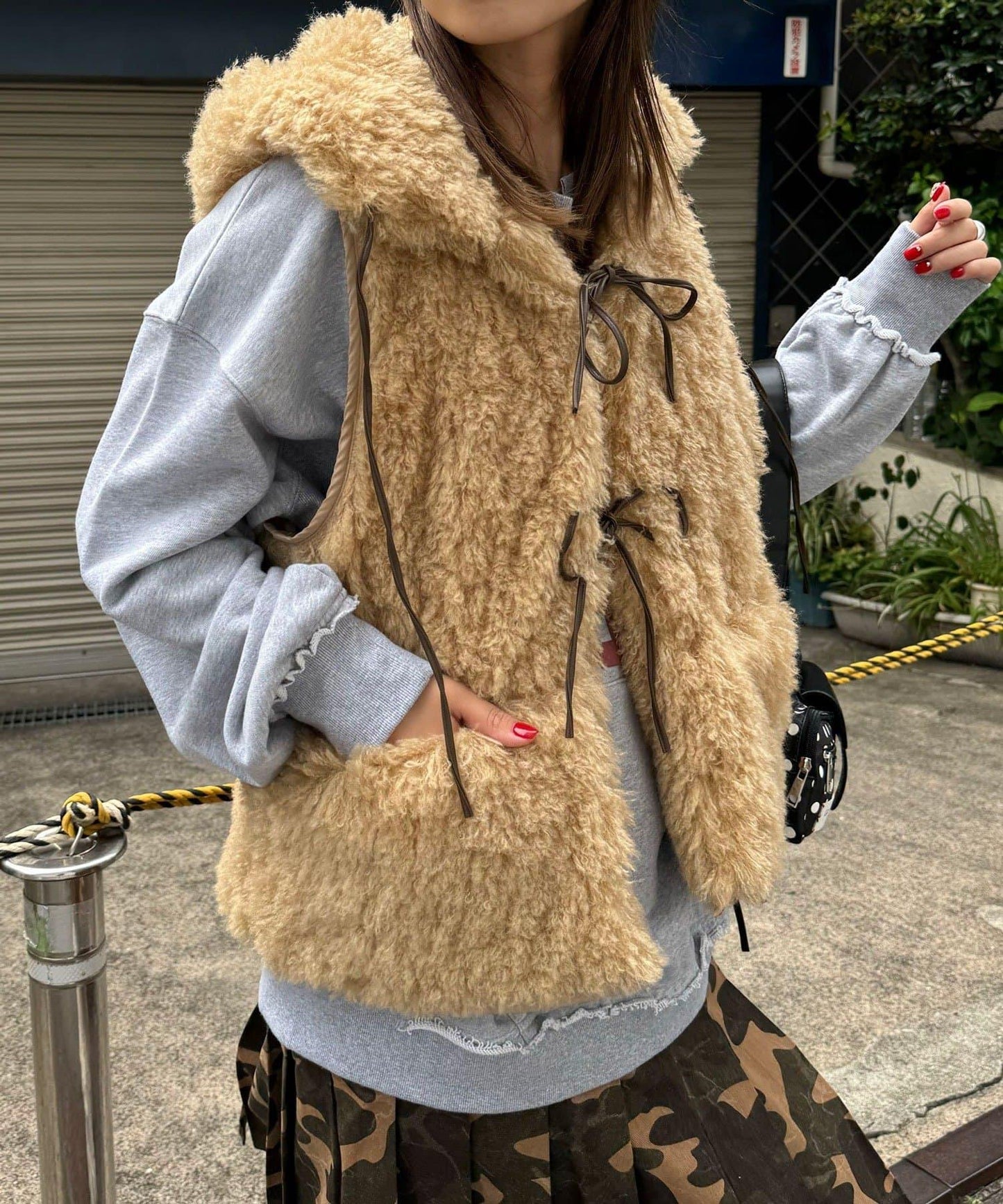 帶食物口袋的蝴蝶結毛絨馬甲