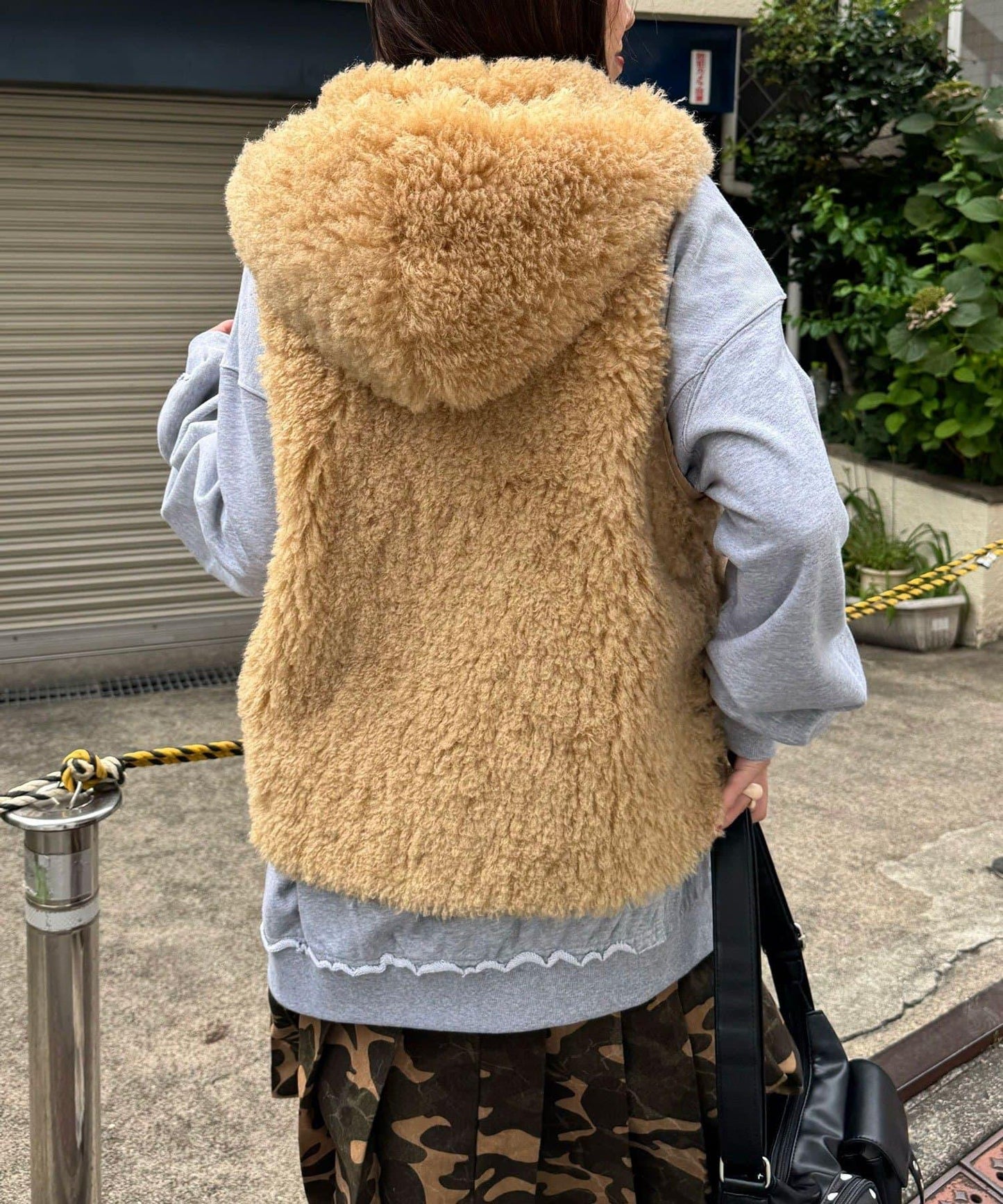 帶食物口袋的蝴蝶結毛絨馬甲