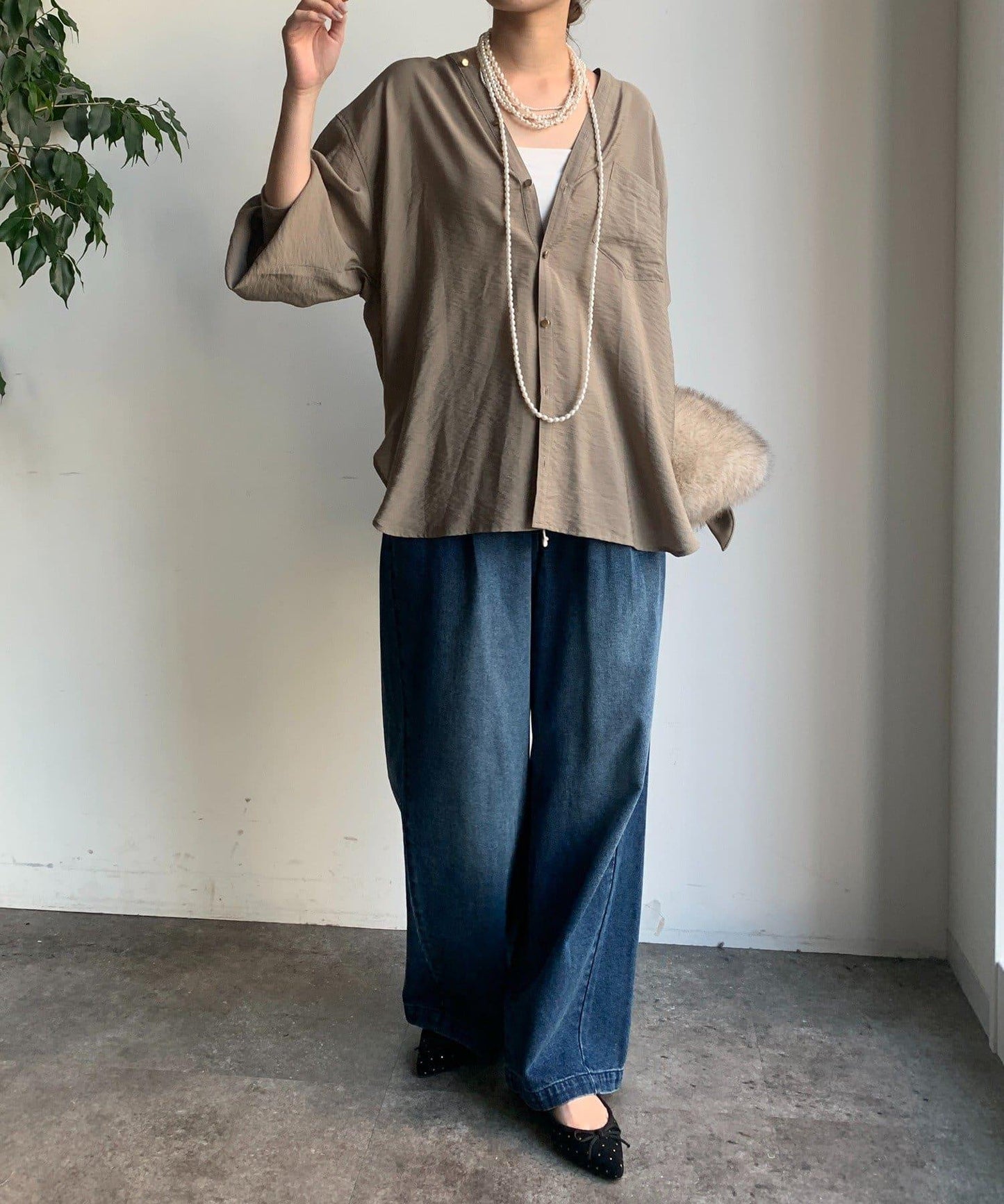 金色鈕釦V領襯衫