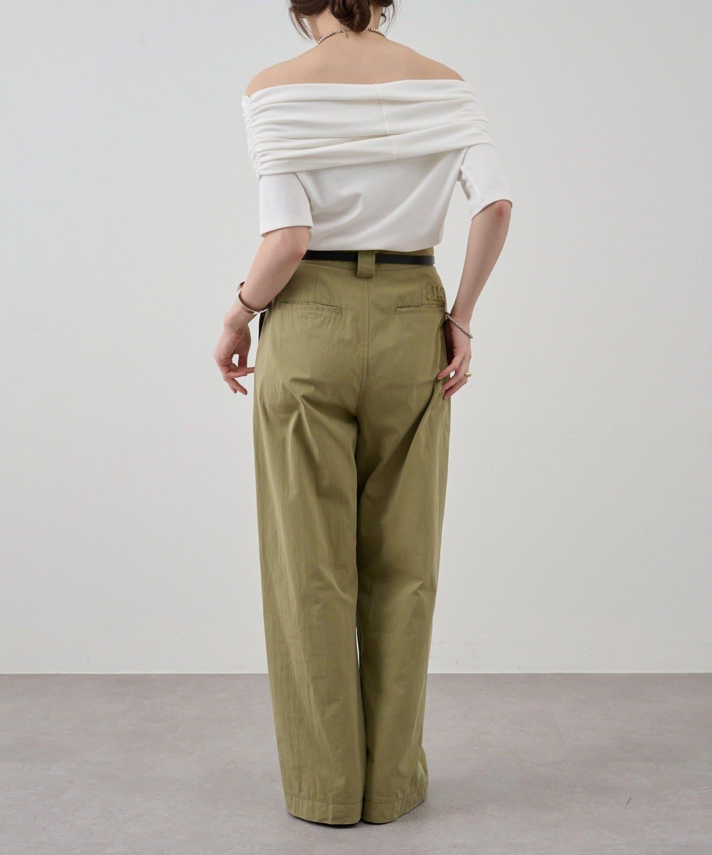 SHENERY 露肩不對稱設計 套頭上衣