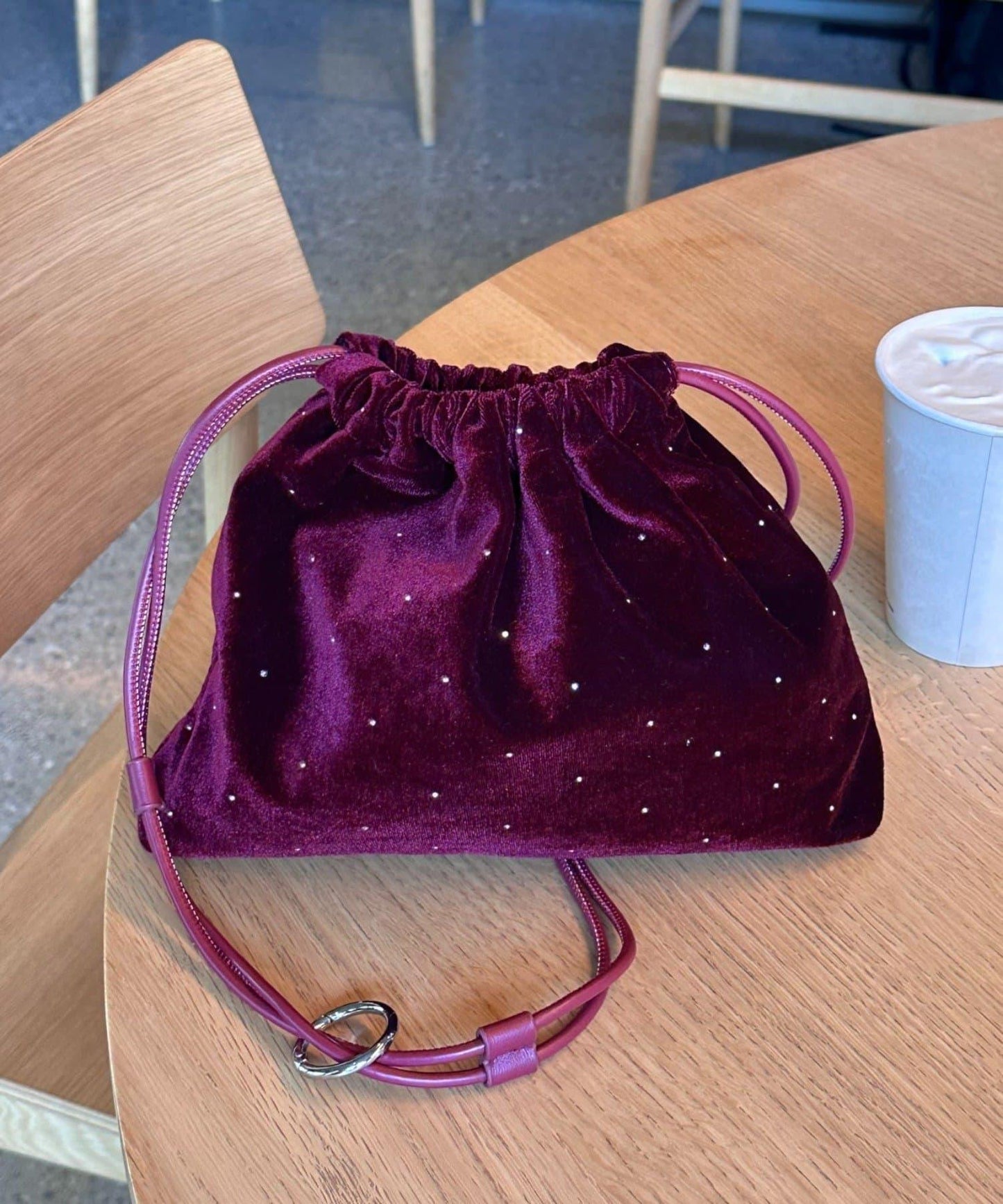 帶卡拉賓的絨面鉚釘束口袋