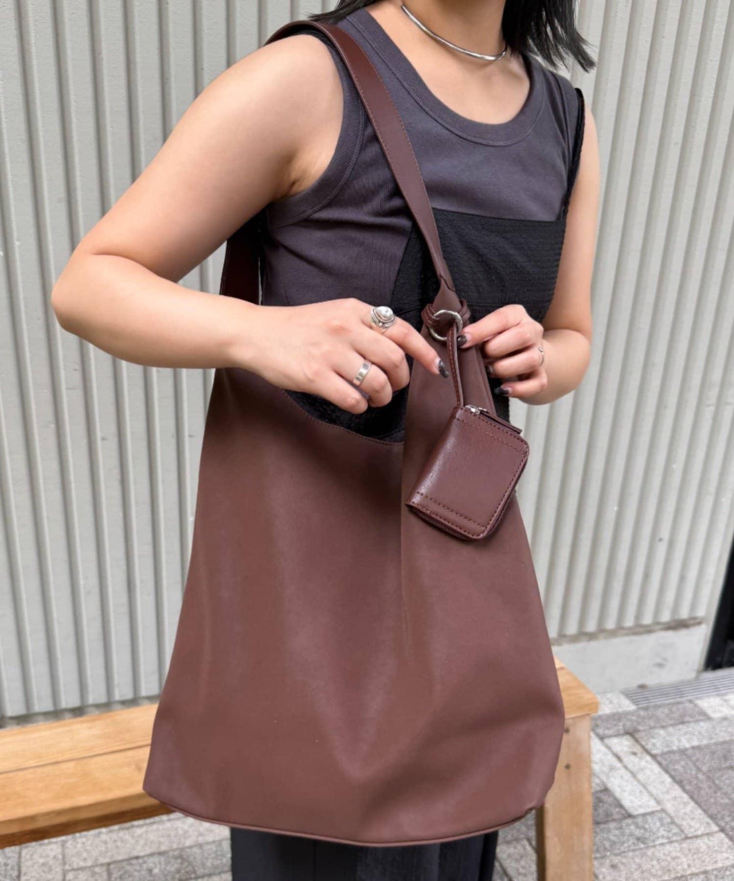 帶掛件的A4尺寸手提包