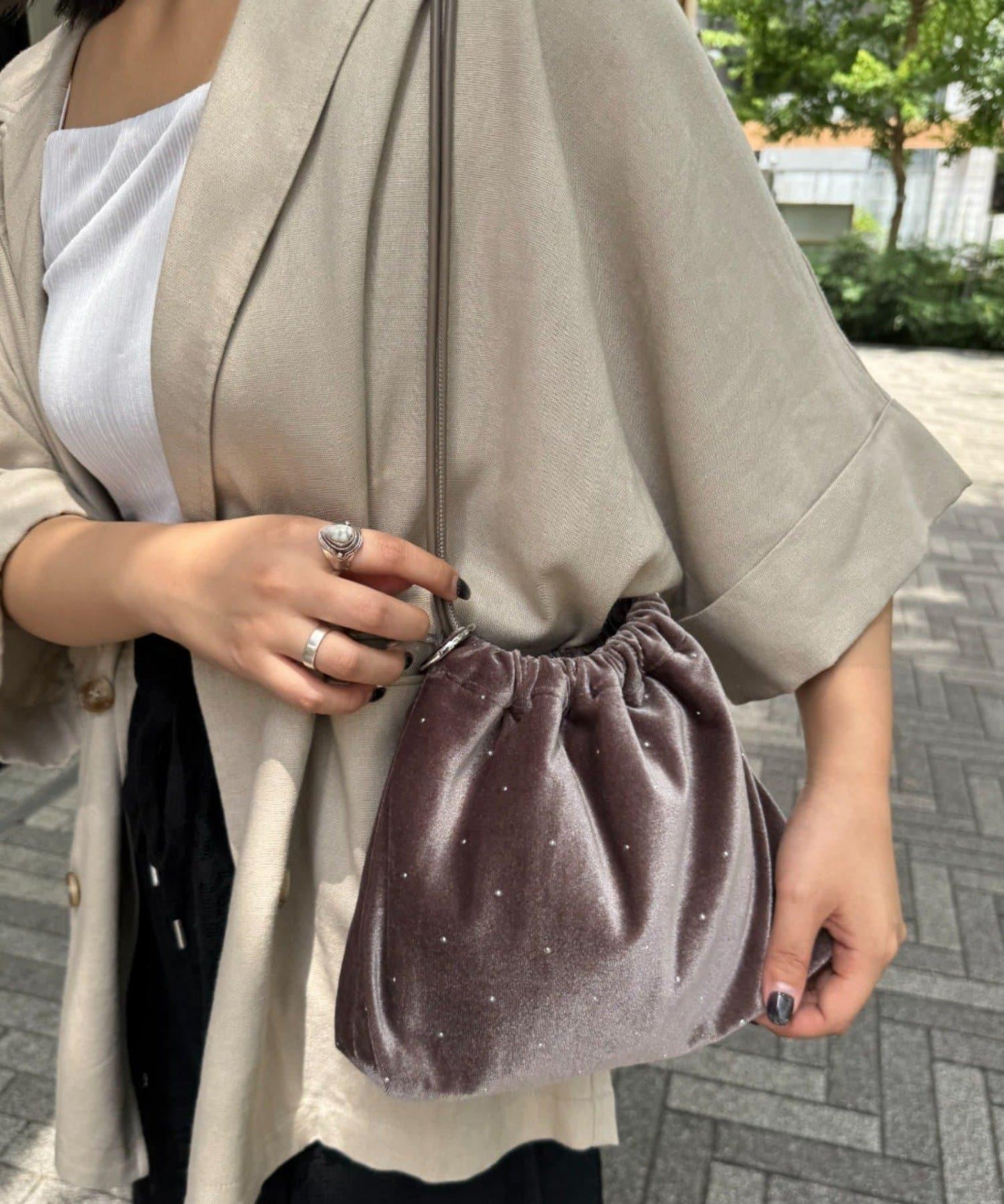 帶卡拉賓的絨面鉚釘束口袋