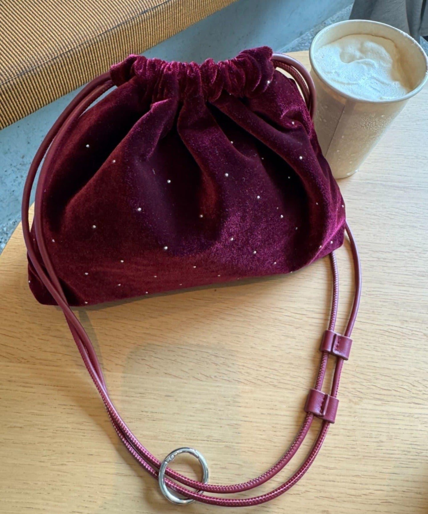 帶卡拉賓的絨面鉚釘束口袋