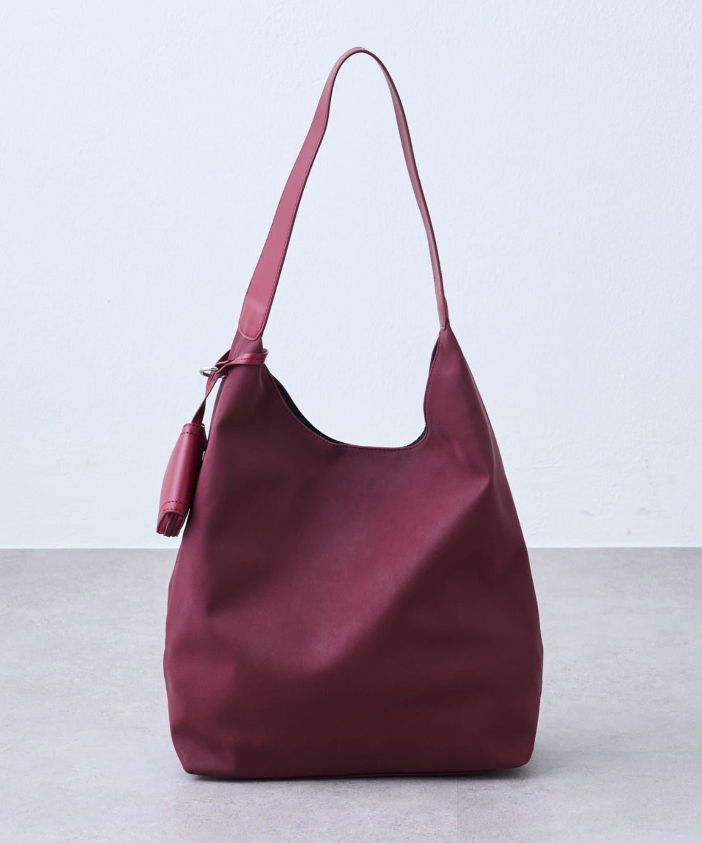 帶掛件的A4尺寸手提包