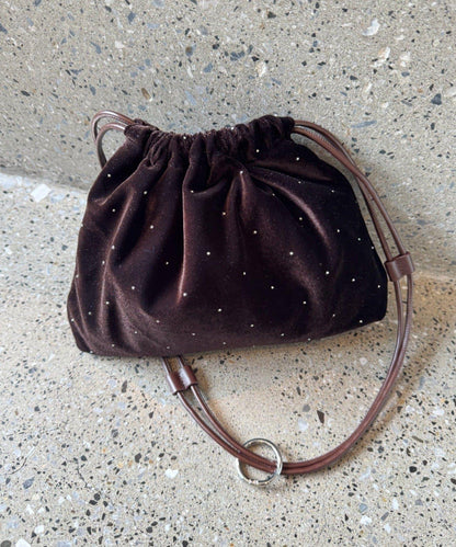 帶卡拉賓的絨面鉚釘束口袋