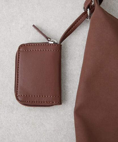 帶掛件的A4尺寸手提包