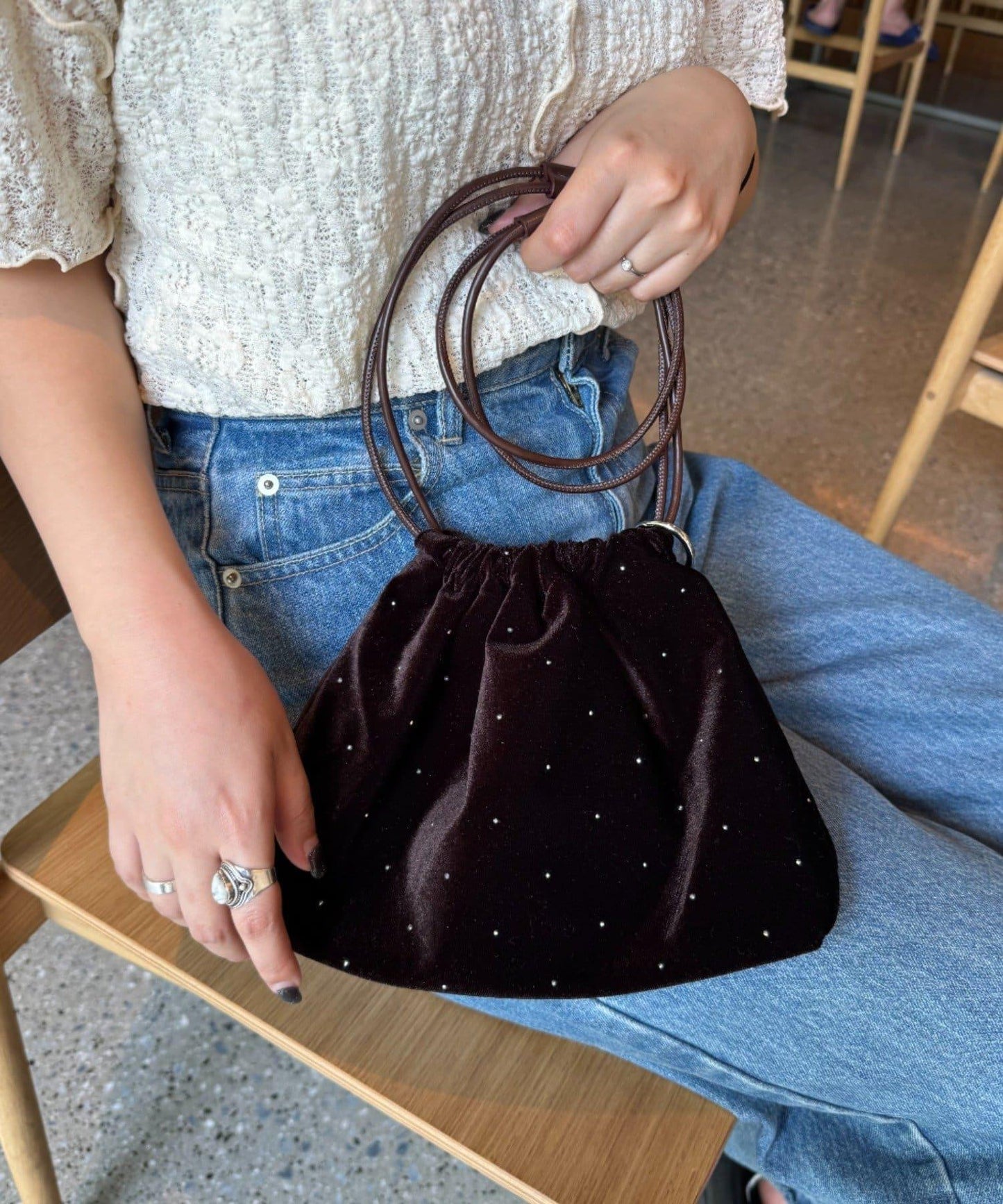 帶卡拉賓的絨面鉚釘束口袋