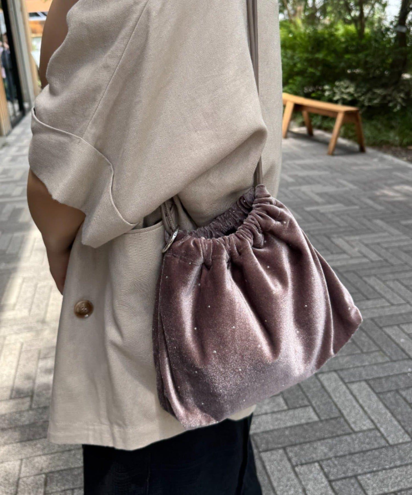 帶卡拉賓的絨面鉚釘束口袋