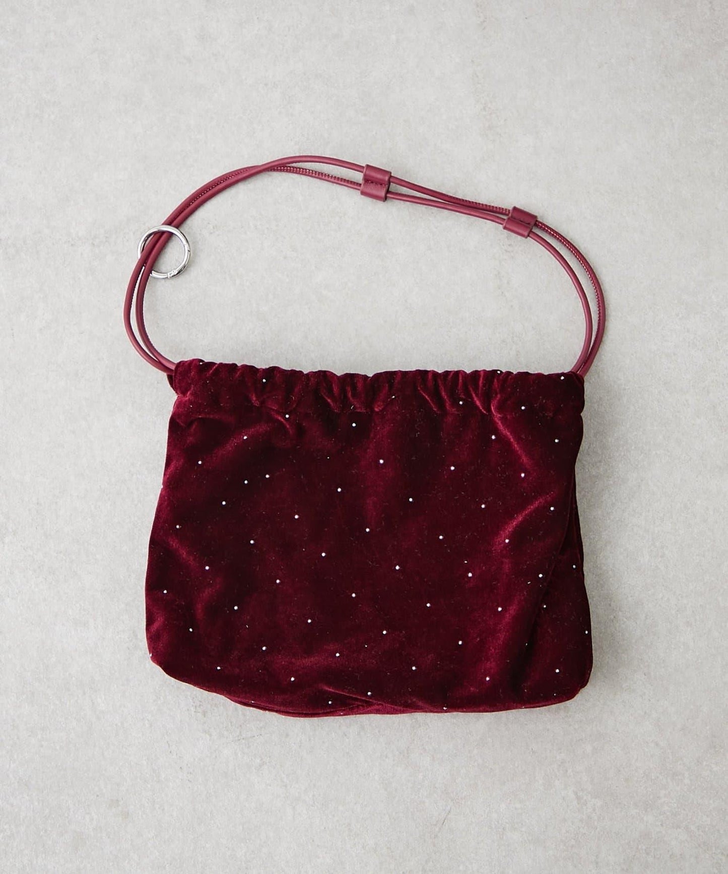 帶卡拉賓的絨面鉚釘束口袋