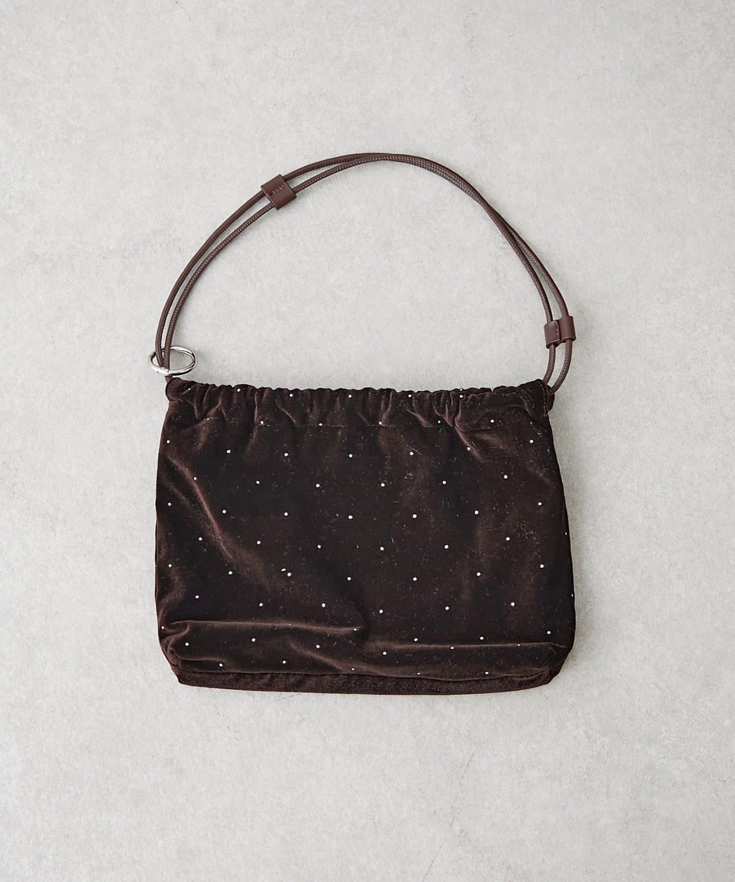 帶卡拉賓的絨面鉚釘束口袋