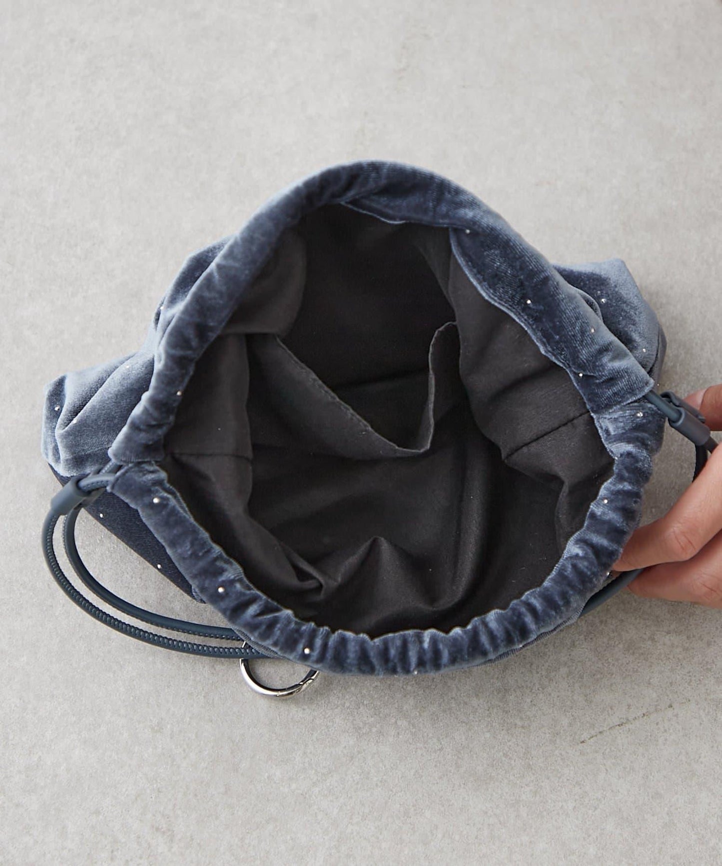 帶卡拉賓的絨面鉚釘束口袋