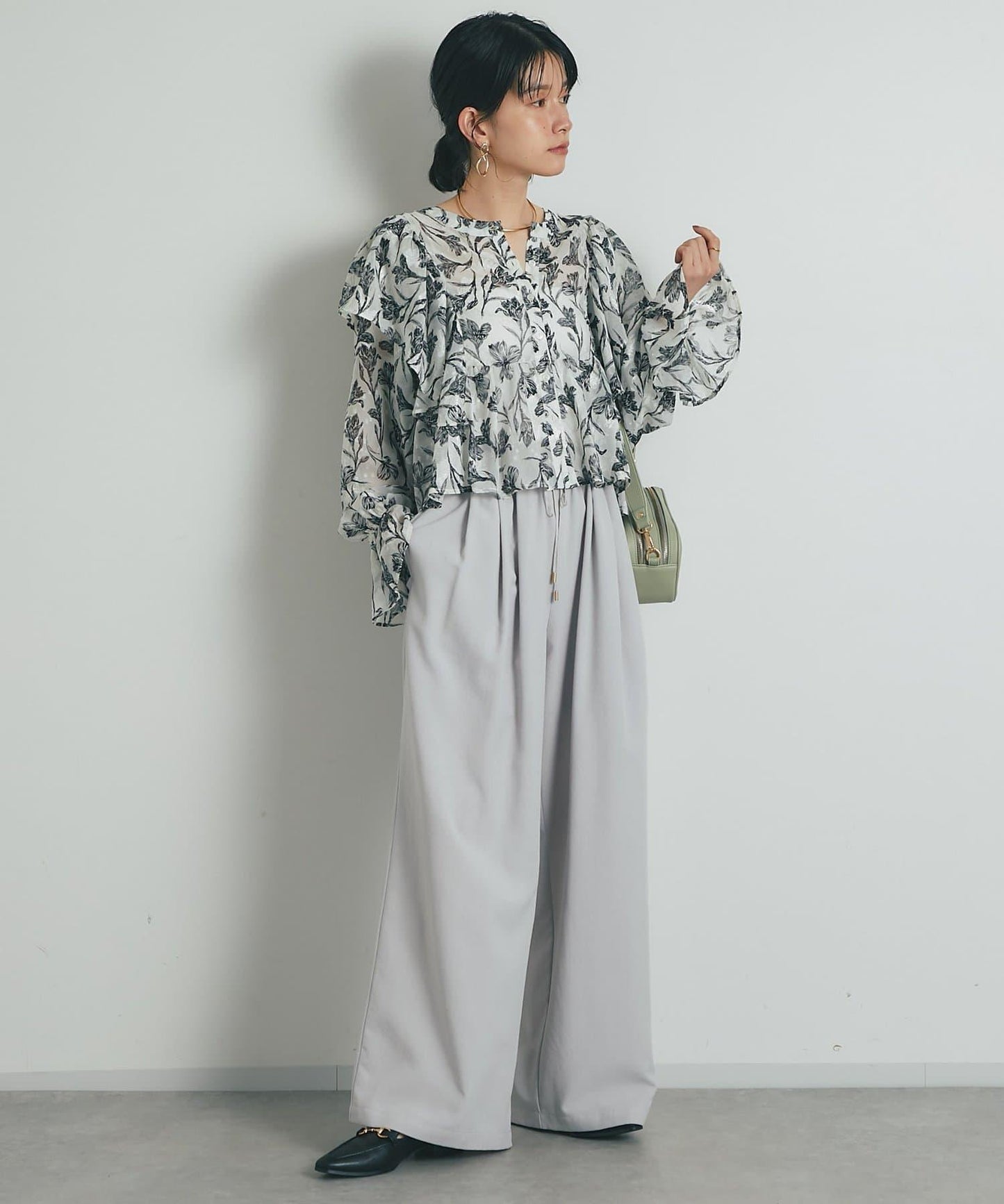 《充滿女性氣息》花朵織物蝙蝠袖襯衫
