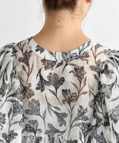 《充滿女性氣息》花朵織物蝙蝠袖襯衫