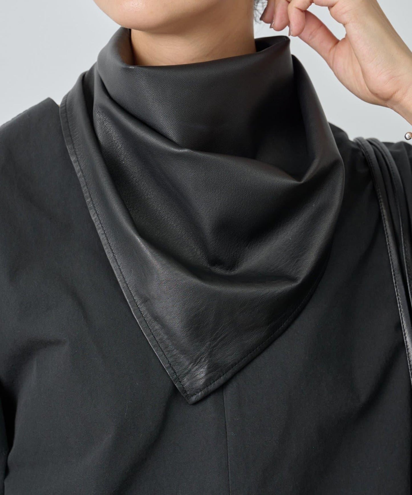 《15 quinze》皮質圍巾