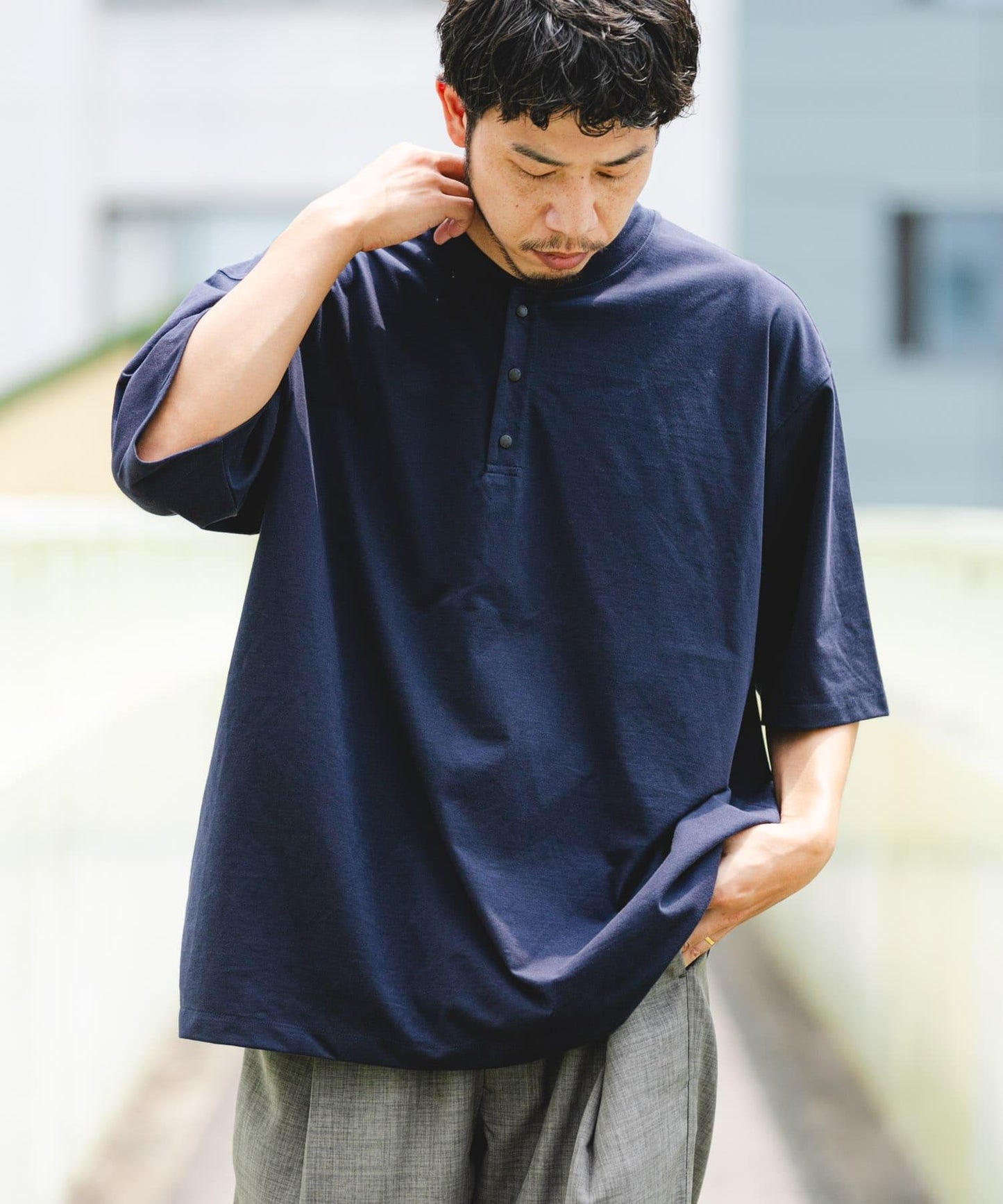 『UR TECH』寬鬆亨利領T恤